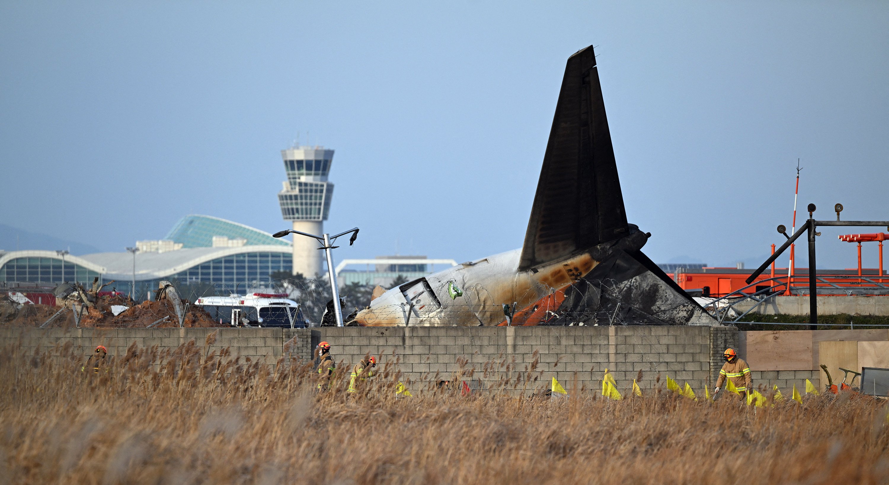 Recovery teams work at the scene where a Jeju Air plane crashed in Muan, South Korea, on December 30. Photo: AFP/Getty Images/TNS