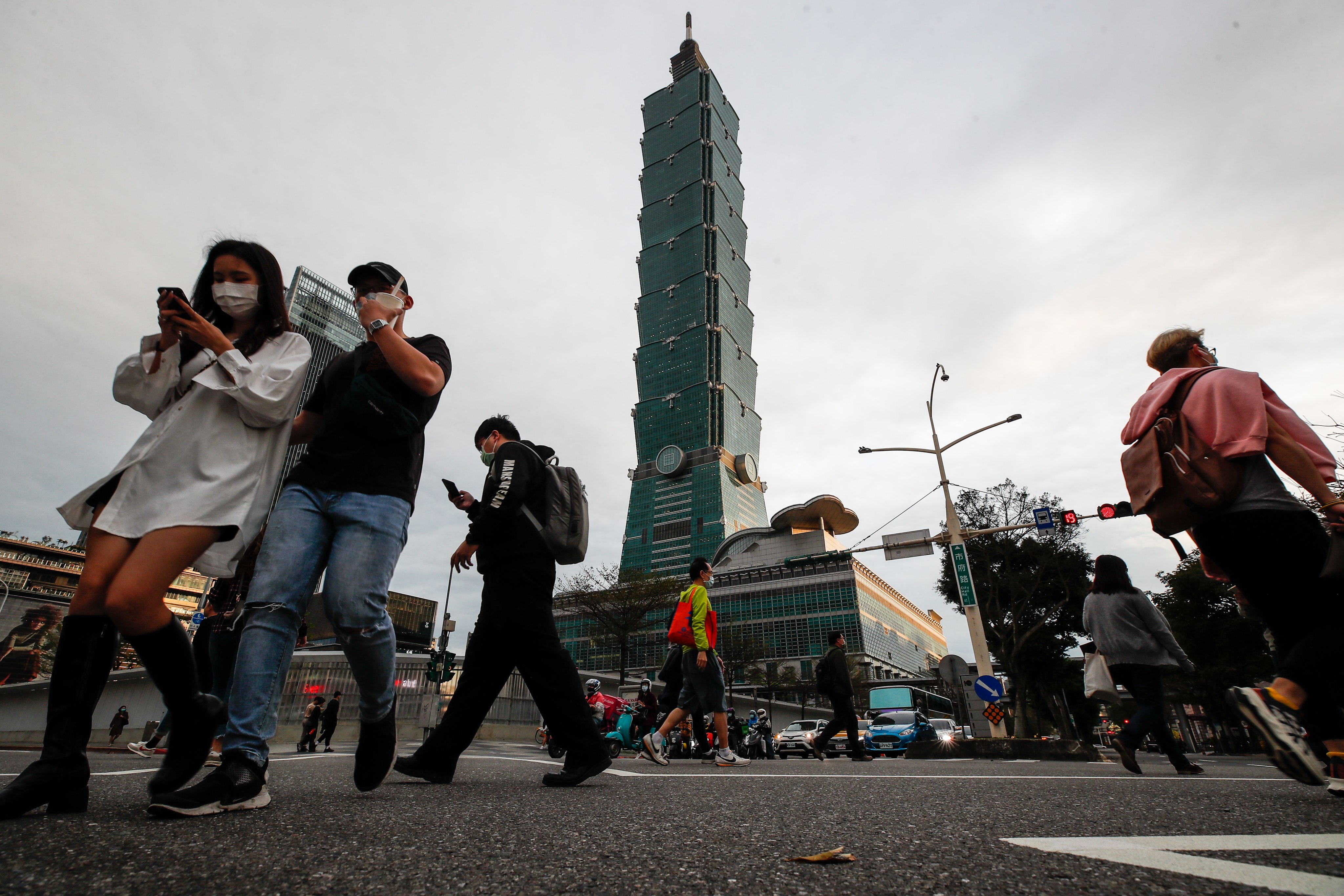 People crossed the street in Taipei. Photo: EPA-EFE 