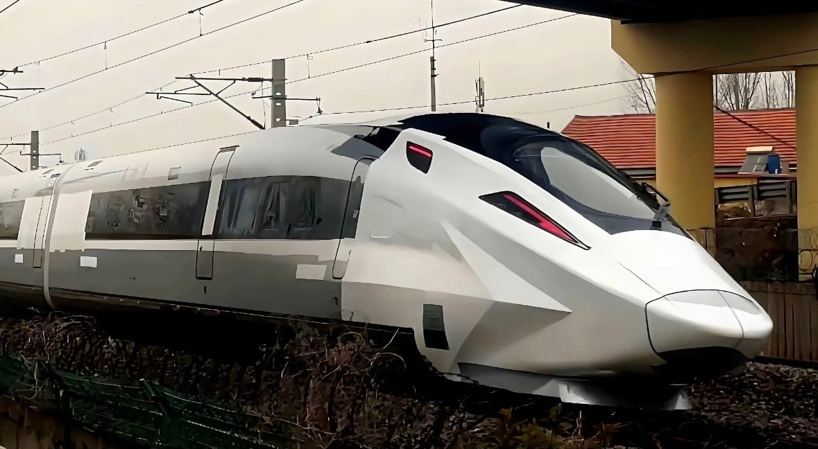 China’s next-generation Fuxing bullet train, the CR450, was seen travelling from Tianjin to Beijing on Wednesday. Photo: Weibo/龙龙井拿铁