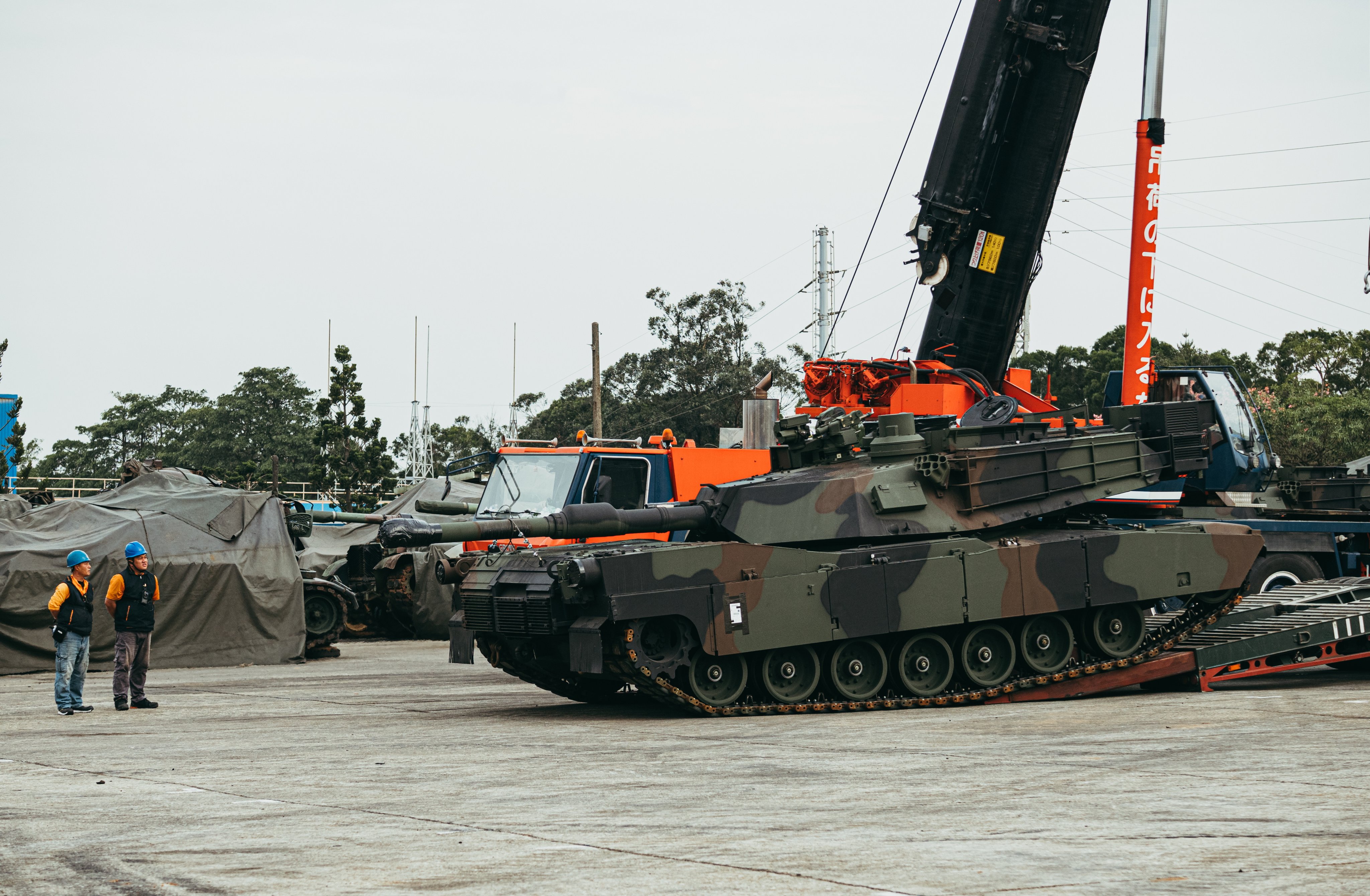 An American M1A2T tank is unloaded inside an army base in Hsinchu, Taiwan, on December 16. Photo: Taiwan Military News Agency via EPA-EFE