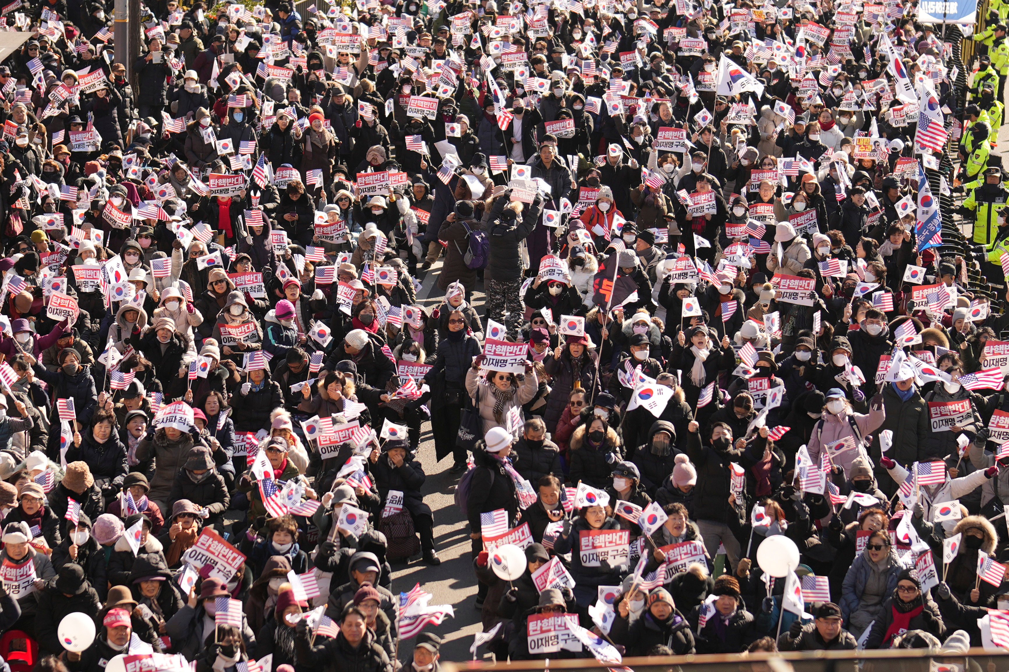 Supporters of impeached South Korean President Yoon Suk-yeol stage a rally near the presidential residence in Seoul on December 31. Photo: AP