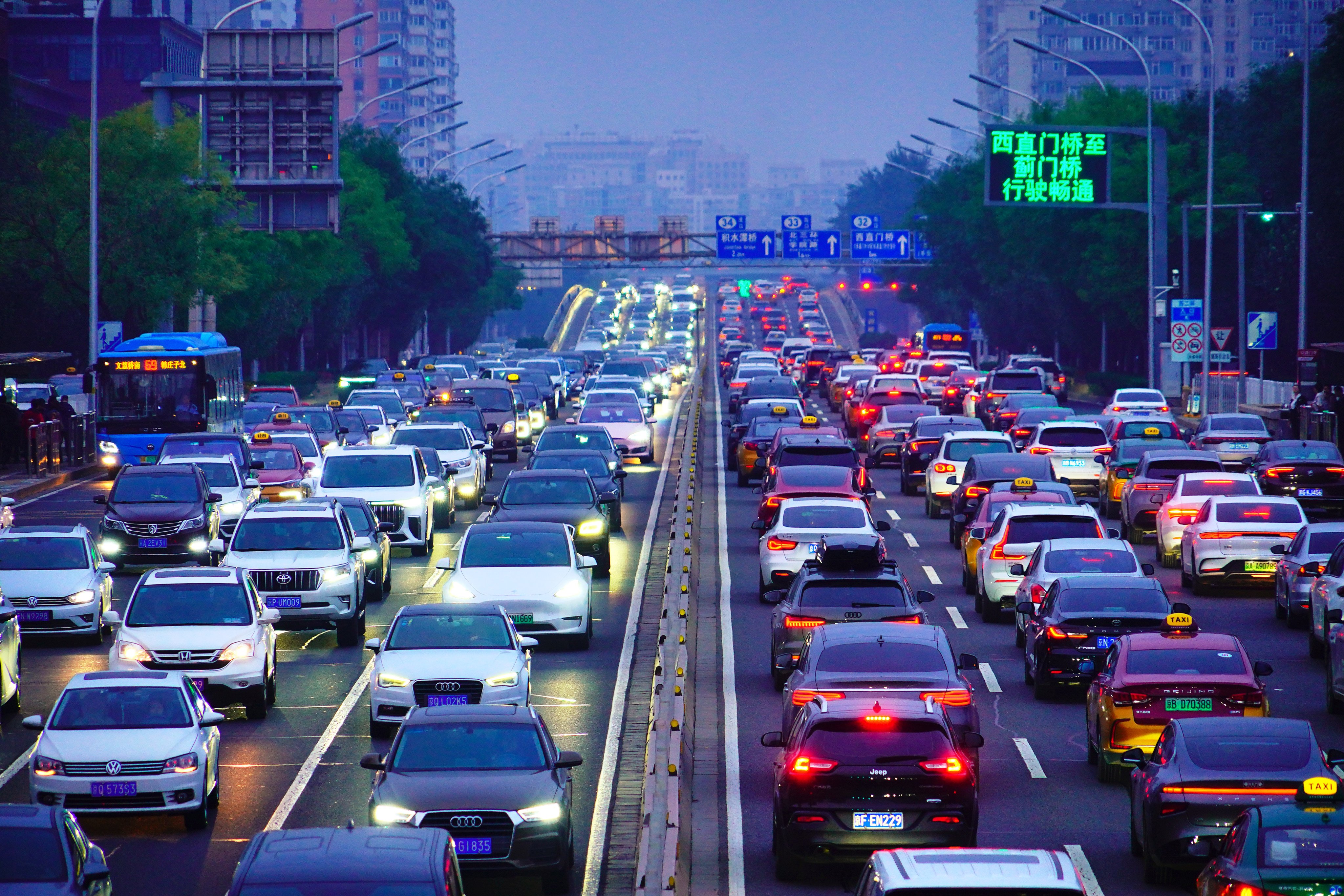 China is home to more than 24.7 million electric cars but only about 3 million public EV chargers. Photo: VCG via Getty Images