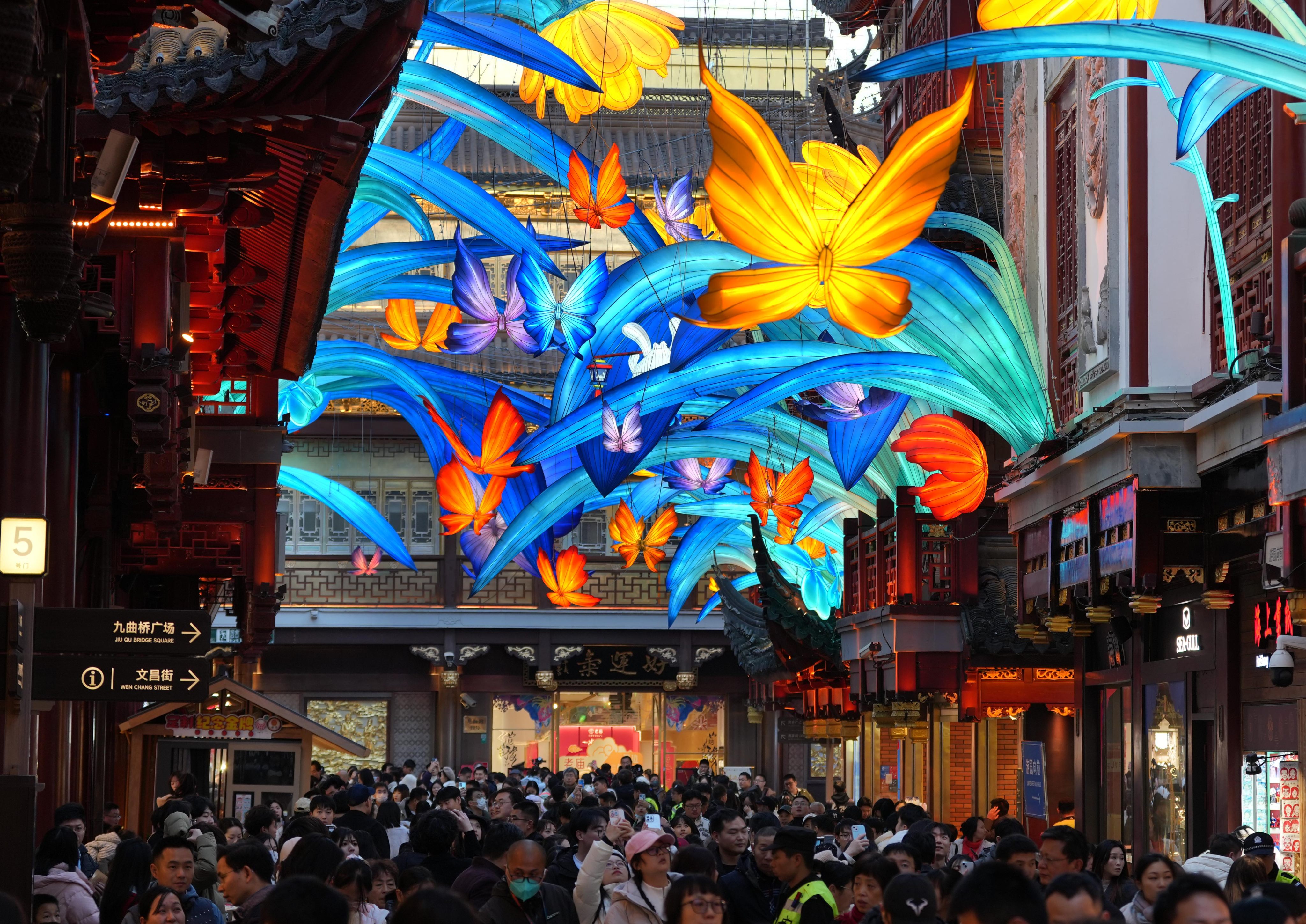 People visit the Yuyuan Garden Lantern Festival at Yuyuan Garden Mall in Shanghai on January 1, 2025. Photo: Xinhua