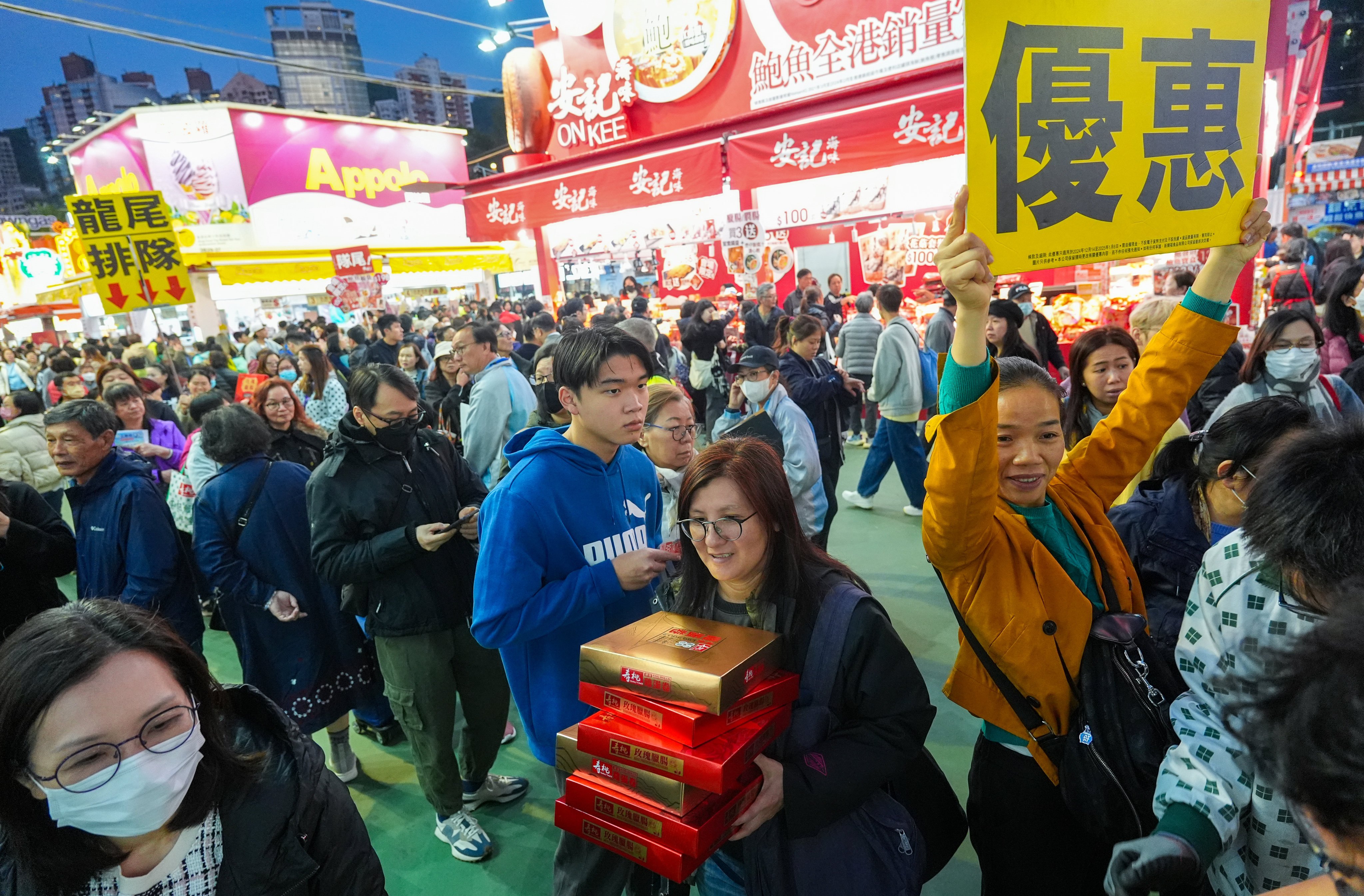 Customers at the Hong Kong Brands and Products Expo at Victoria Park in Causeway Bay in December. Photo: Eugene Lee