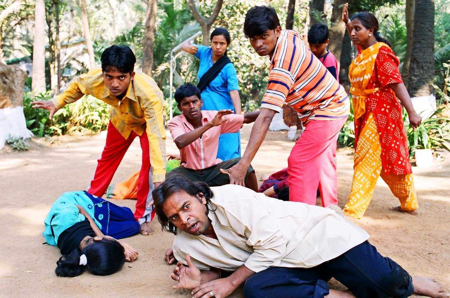 A dramatic moment from the street play “Door Se Kisi Ne Awaaz Di” (Someone Called from Afar) performed in India. Photo: Manjul Bhardwaj