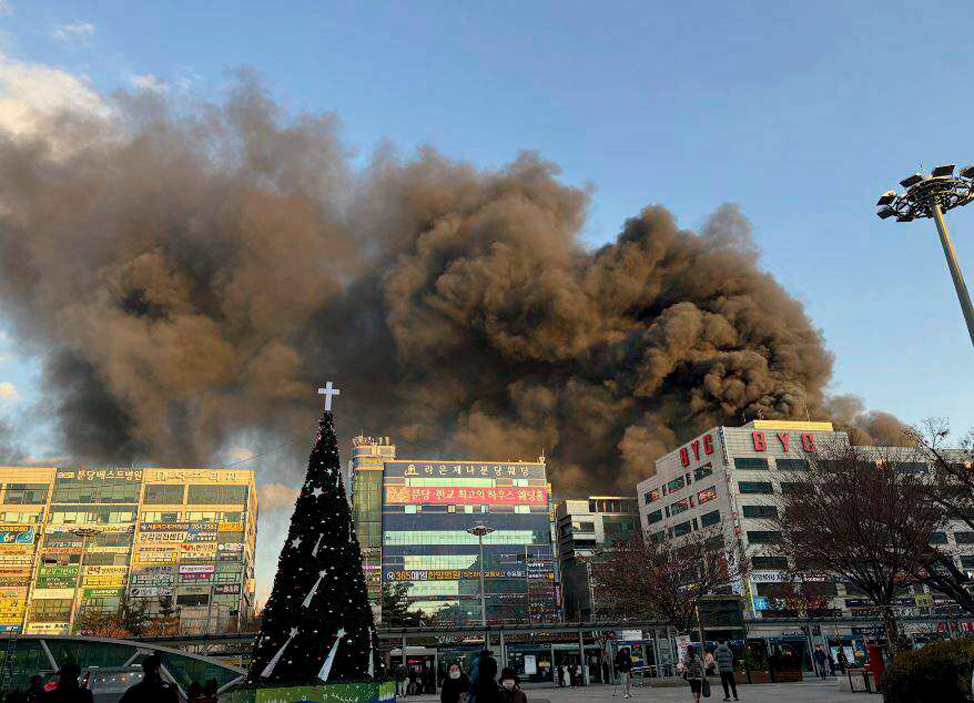 Smoke rises at the scene of a fire at a building in Seongnam, South Korea, on Friday. Photo: via AP