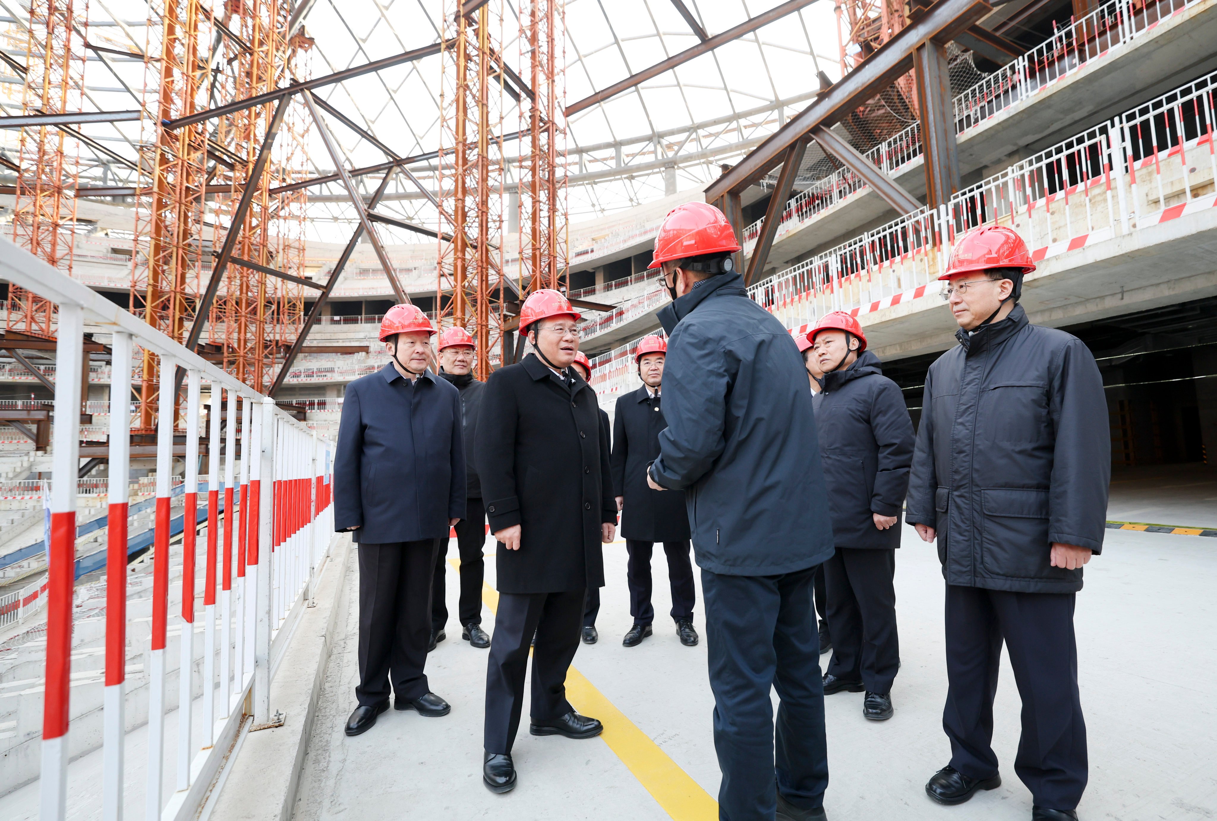 Premier Li Qiang (centre) inspects a stadium construction site in Jinan, Shandong province, on Thursday. Photo: Xinhua