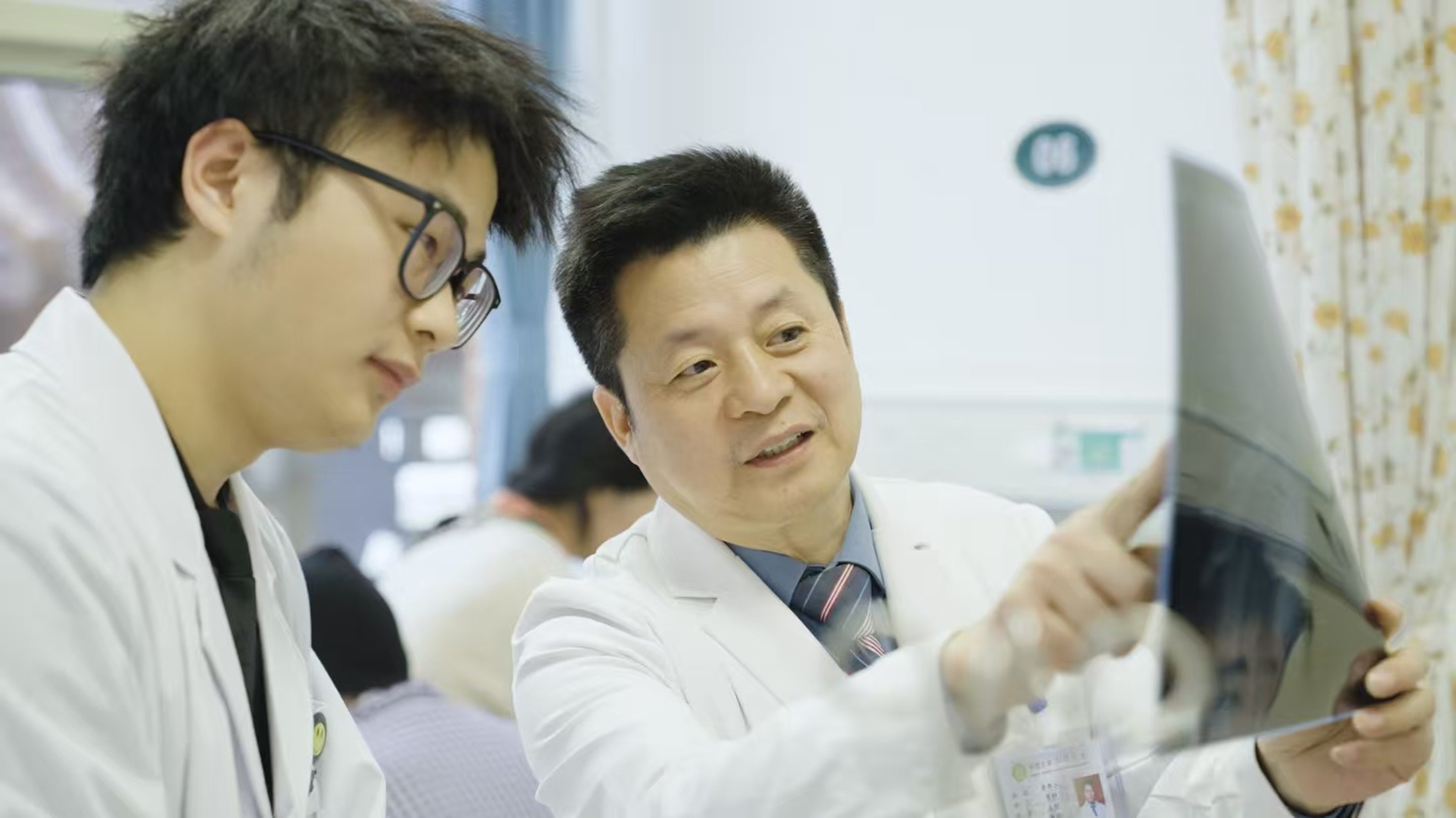 Dr Tang Juyu (right), who heads the microsurgery unit at Xiangya Hospital of Central South University in Changsha, says his team has performed an experimental procedure on more than 70 Alzheimer’s patients so far. Photo: Handout