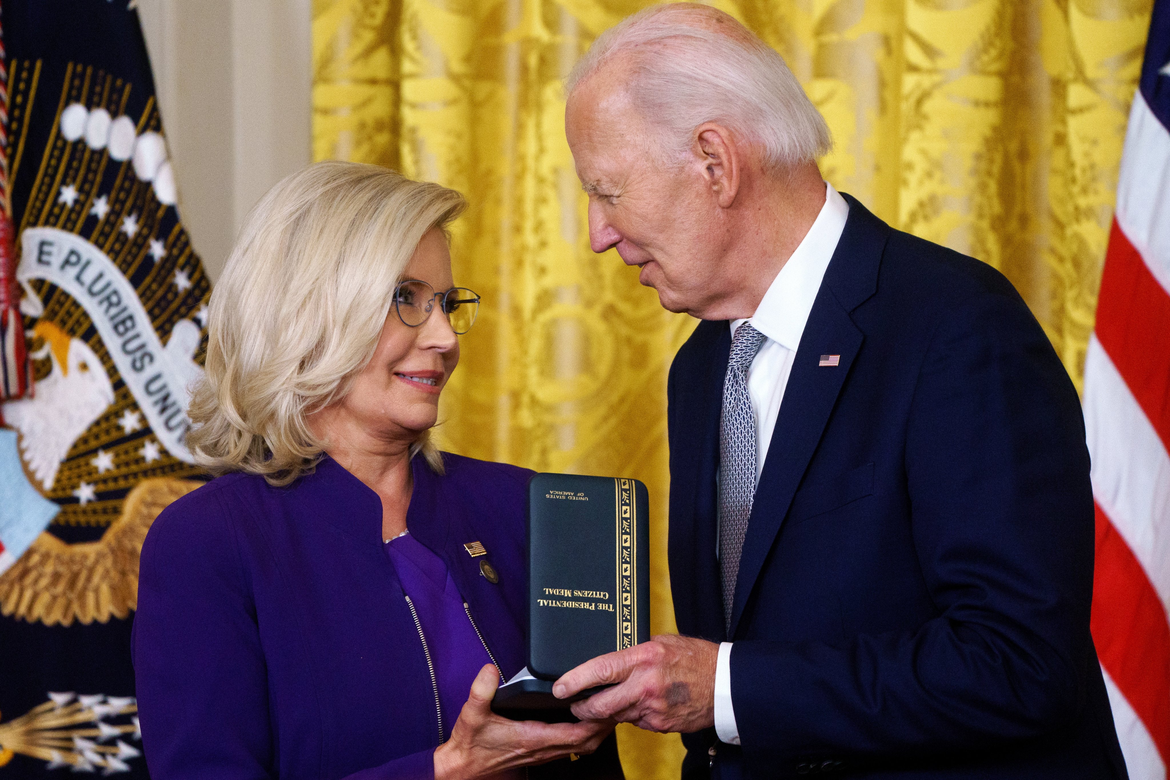 US President Joe Biden presents the Presidential Citizens Medal to former congresswoman Liz Cheney. Photo: EPA-EFE