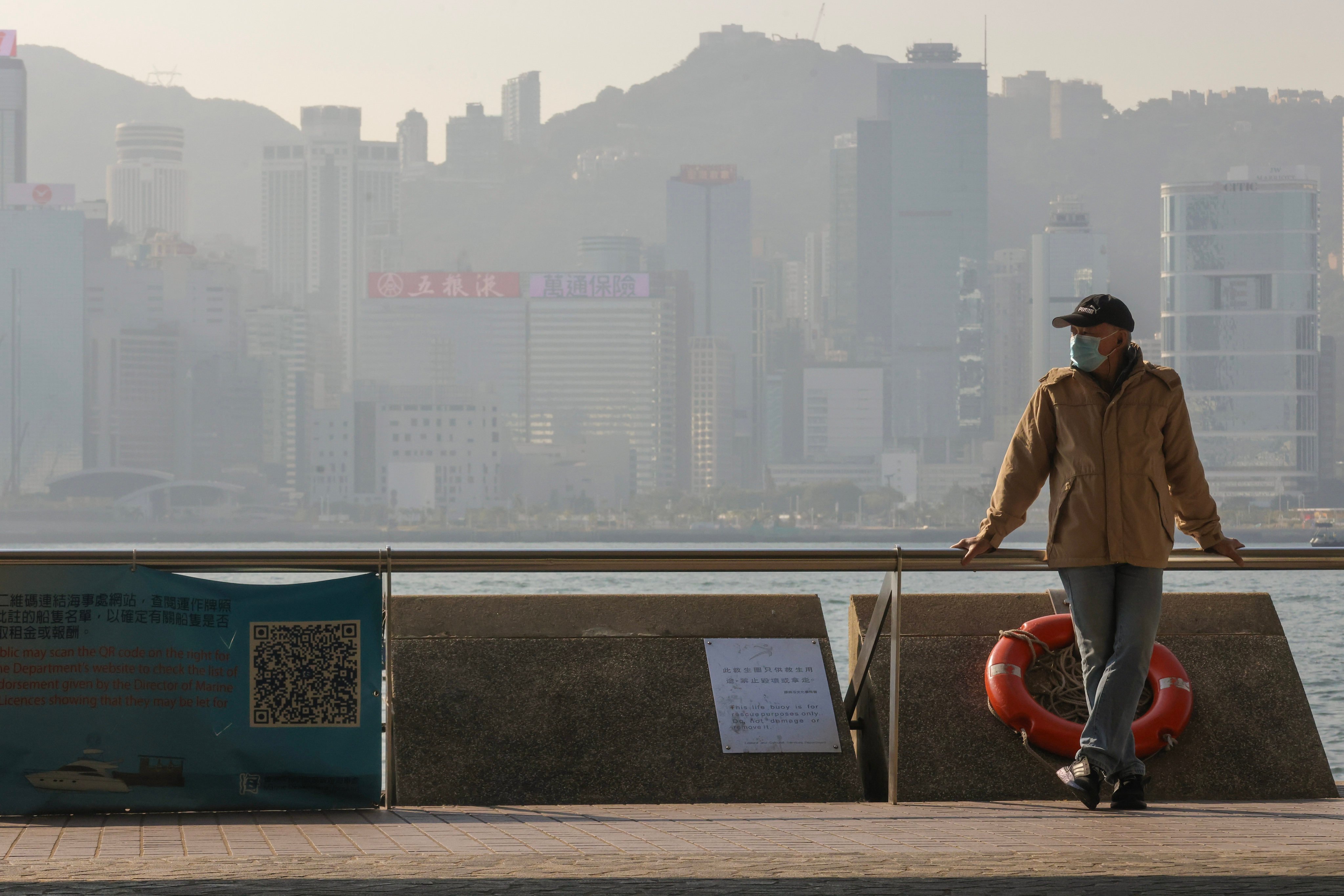 A man at the harbourfront in Tsim Sha Tsui on December 20, when temperatures in urban areas dropped below 12 degrees Celsius (53.6 Fahrenheit). Photo: Jonathan Wong