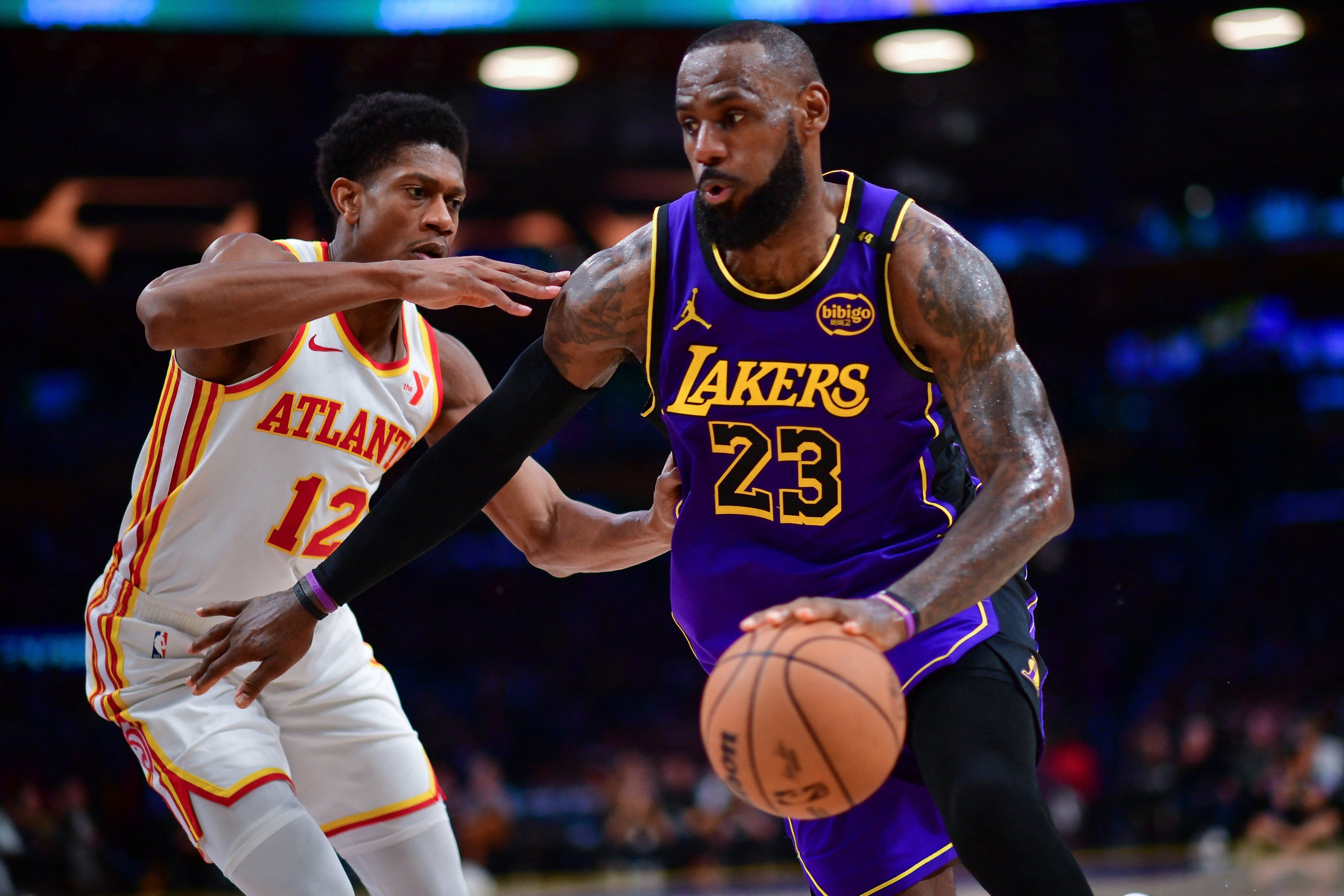 LeBron James moves the ball against Atlanta Hawks forward De’Andre Hunter at Crypto.com Arena. Photo: USA TODAY Sports via Reuters Con