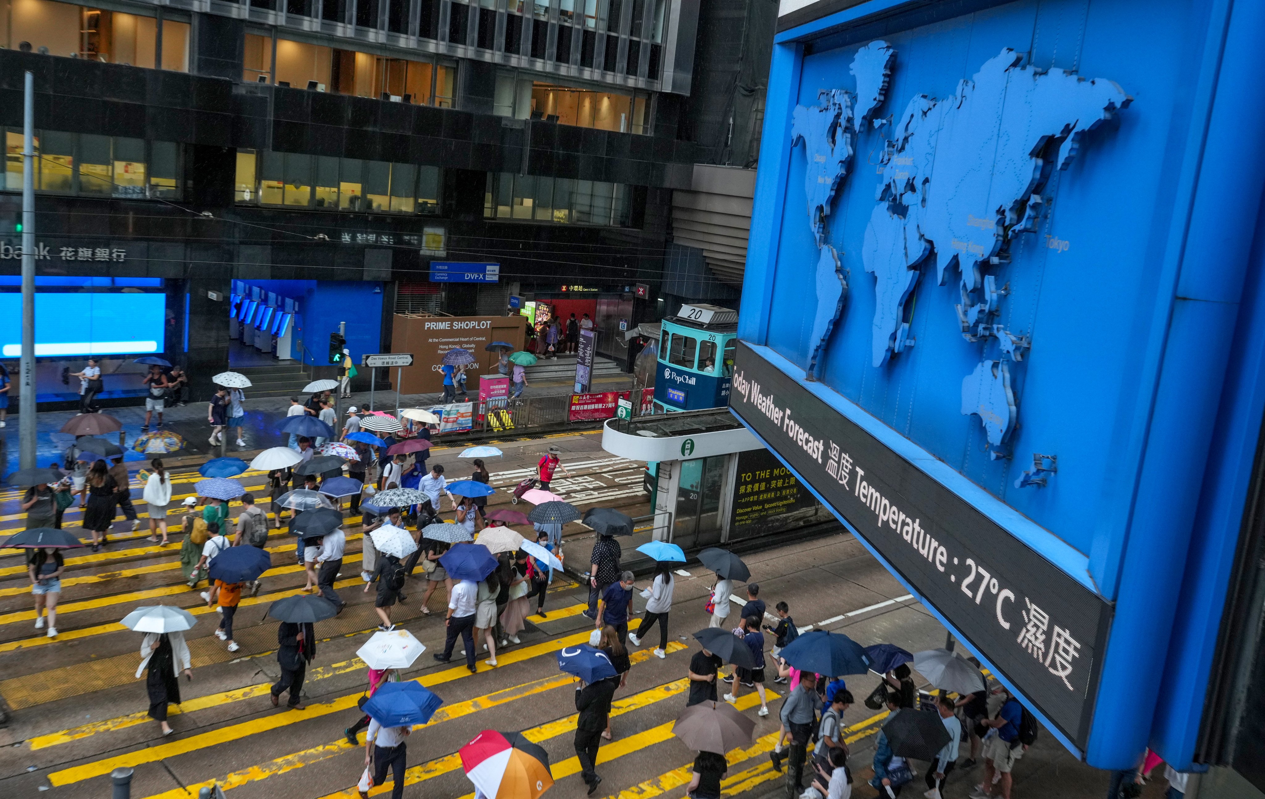 Pedestrians cross a street in Central on August 15, 2024. Photo: May Tse