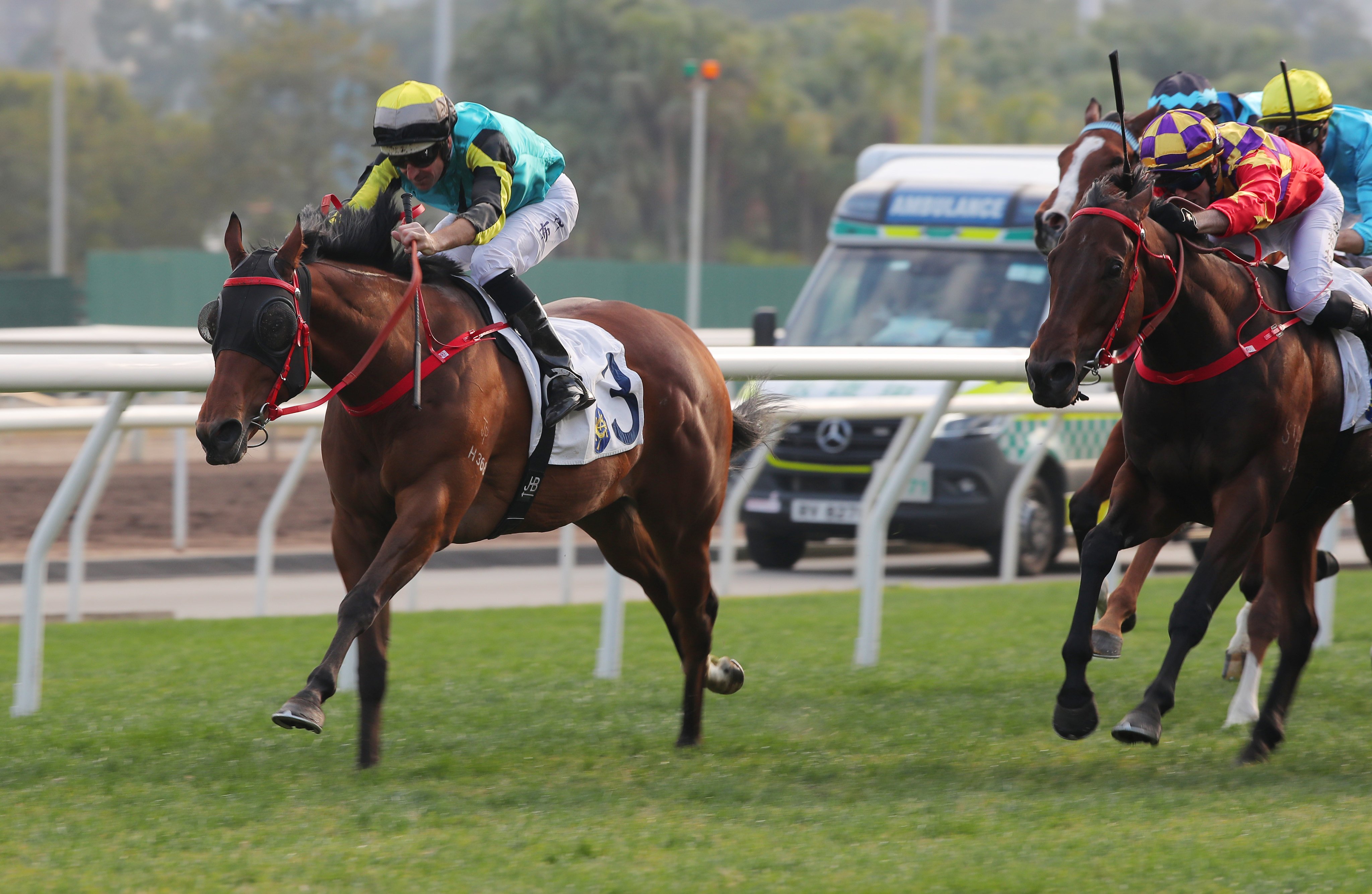 Raging Blizzard bursts clear to win  under Hugh Bowman. Photos: Kenneth Chan