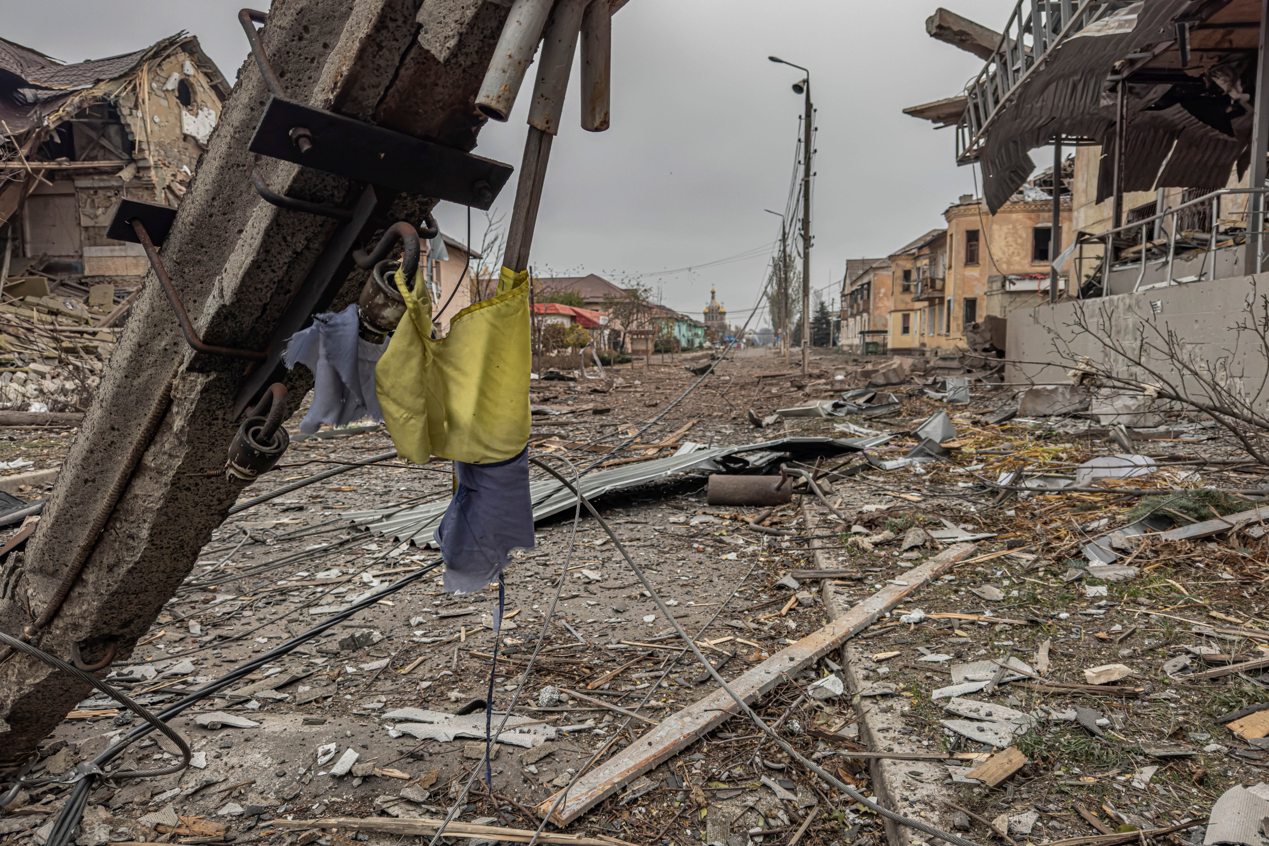 A central street covered in debris from destroyed residential buildings after Russian bombing in Kurakhove, Donetsk region, Ukraine, on November 7, 2024. Photo: AP