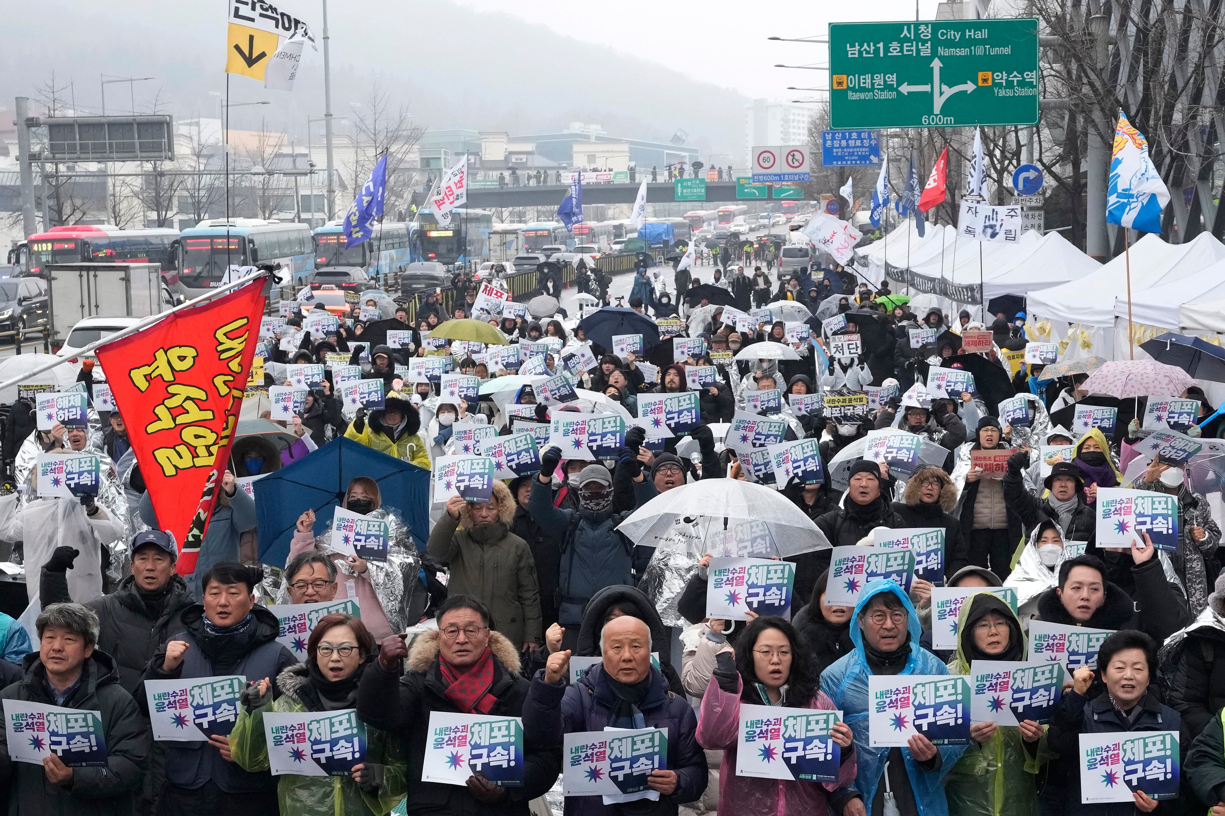 Protesters stage a rally demanding the arrest of impeached South Korean President Yoon Suk-yeol outside his residence in Seoul on Monday. Photo: AP