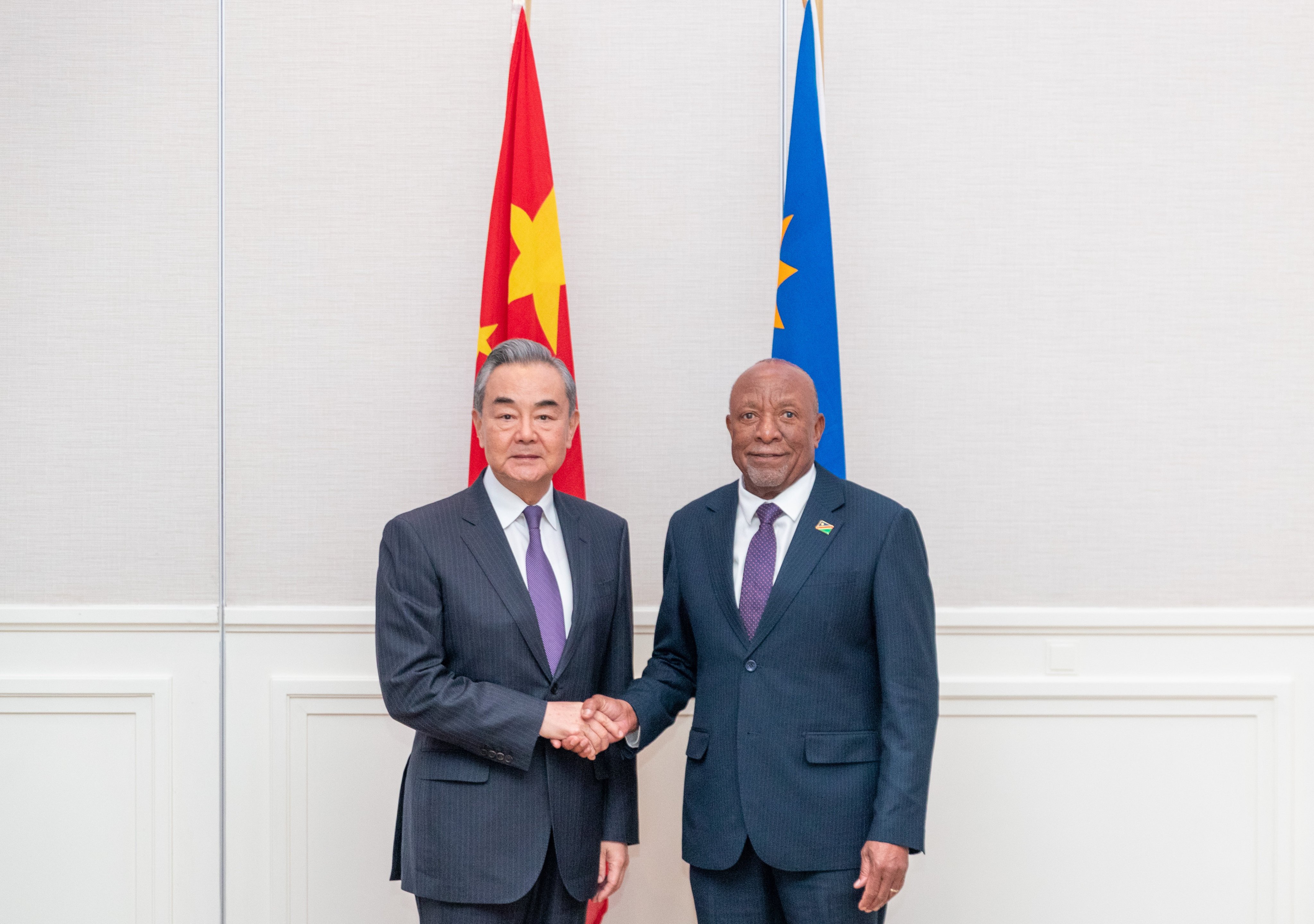 Chinese Foreign Minister Wang Yi and Namibian President Nangolo Mbumba, in the coastal town of Swakopmund on Monday. Photo: Xinhua