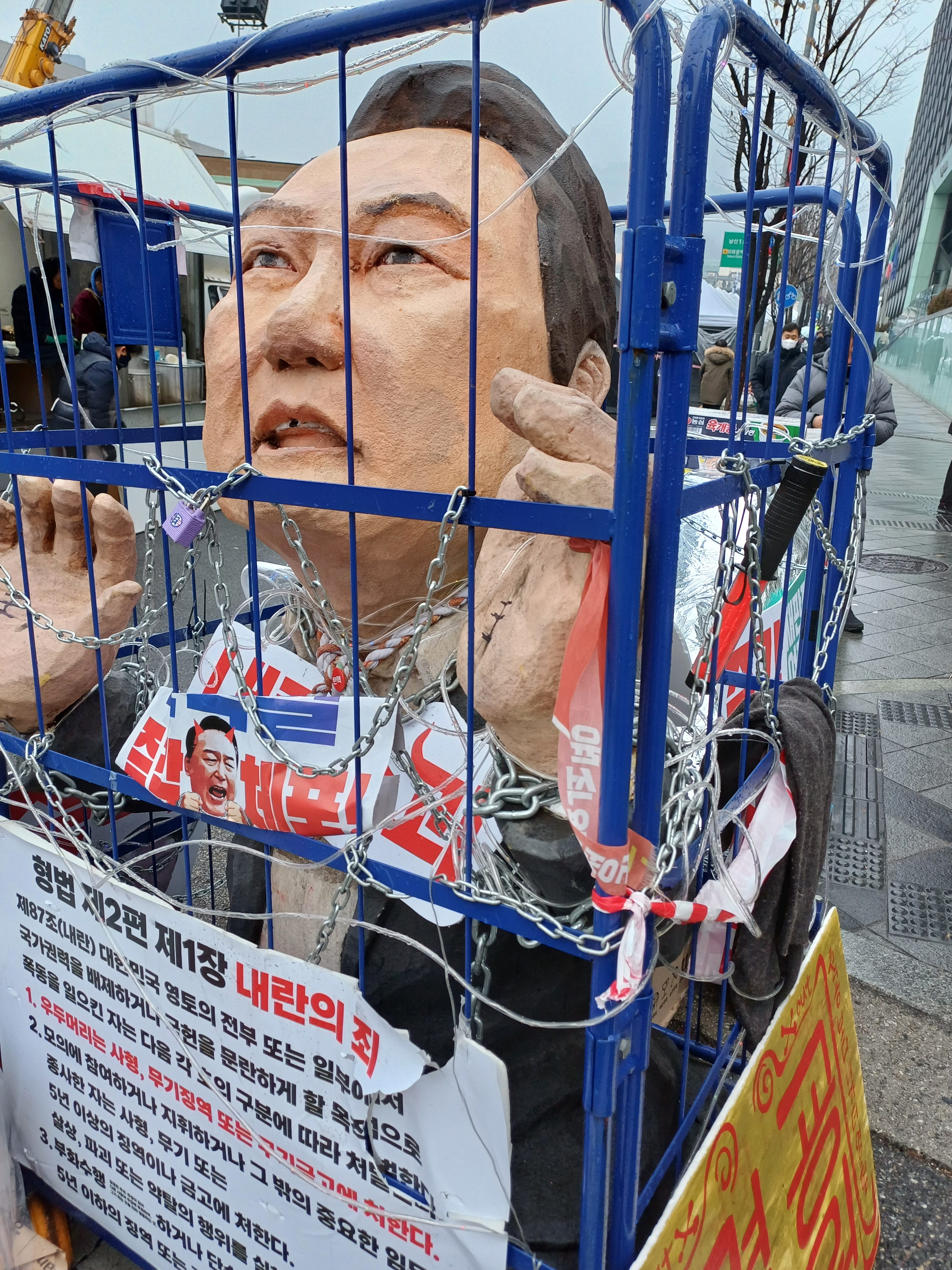 An effigy of President Yoon Suk-yeol is displayed by pro-impeachment protesters near his residence in Seoul, South Korea, on Monday. Photo: Park Chan-kyong