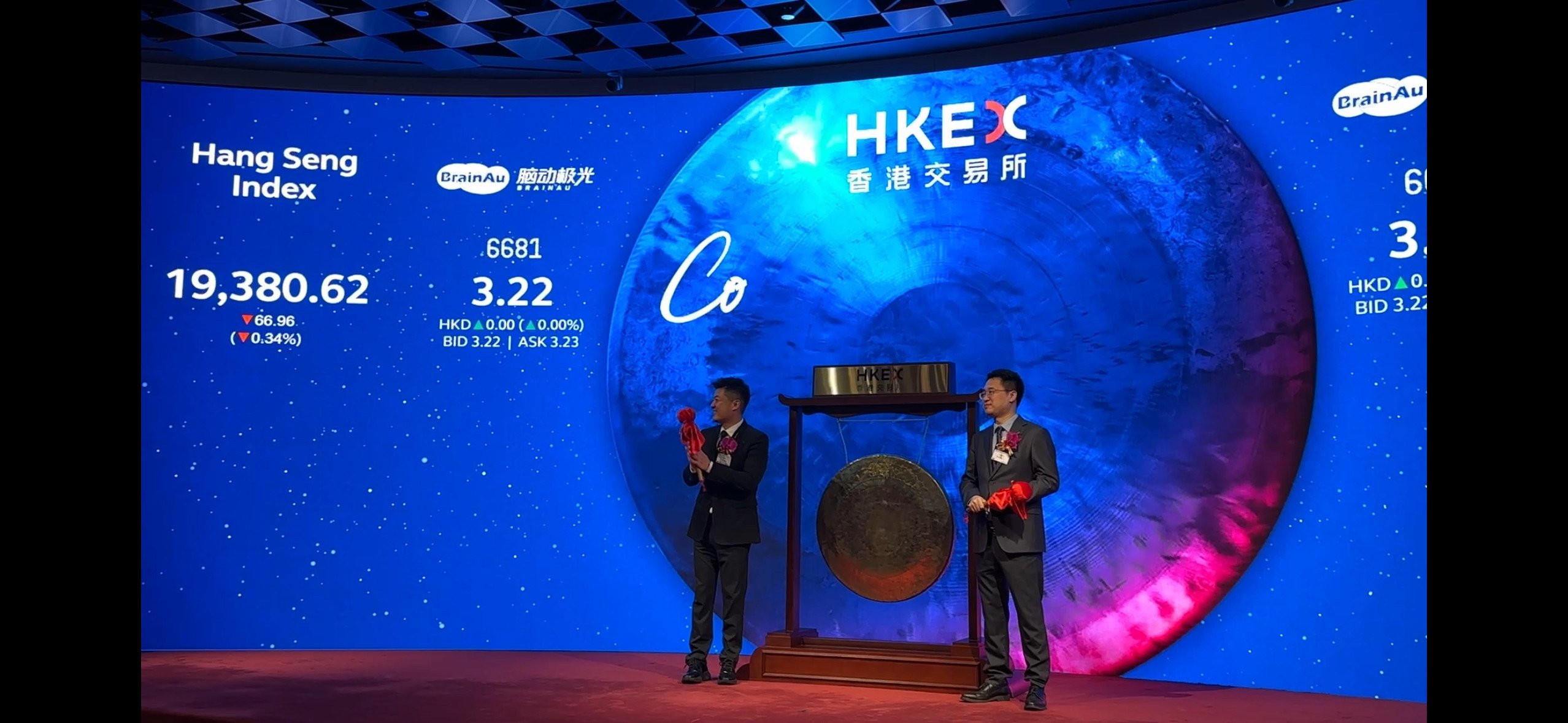 BrainAurora chairman Tan Zheng (left) and CEO Wang Xiaoyi with the ceremonial gong at the stock exchange on Tuesday. Photo: Aileen Chuang