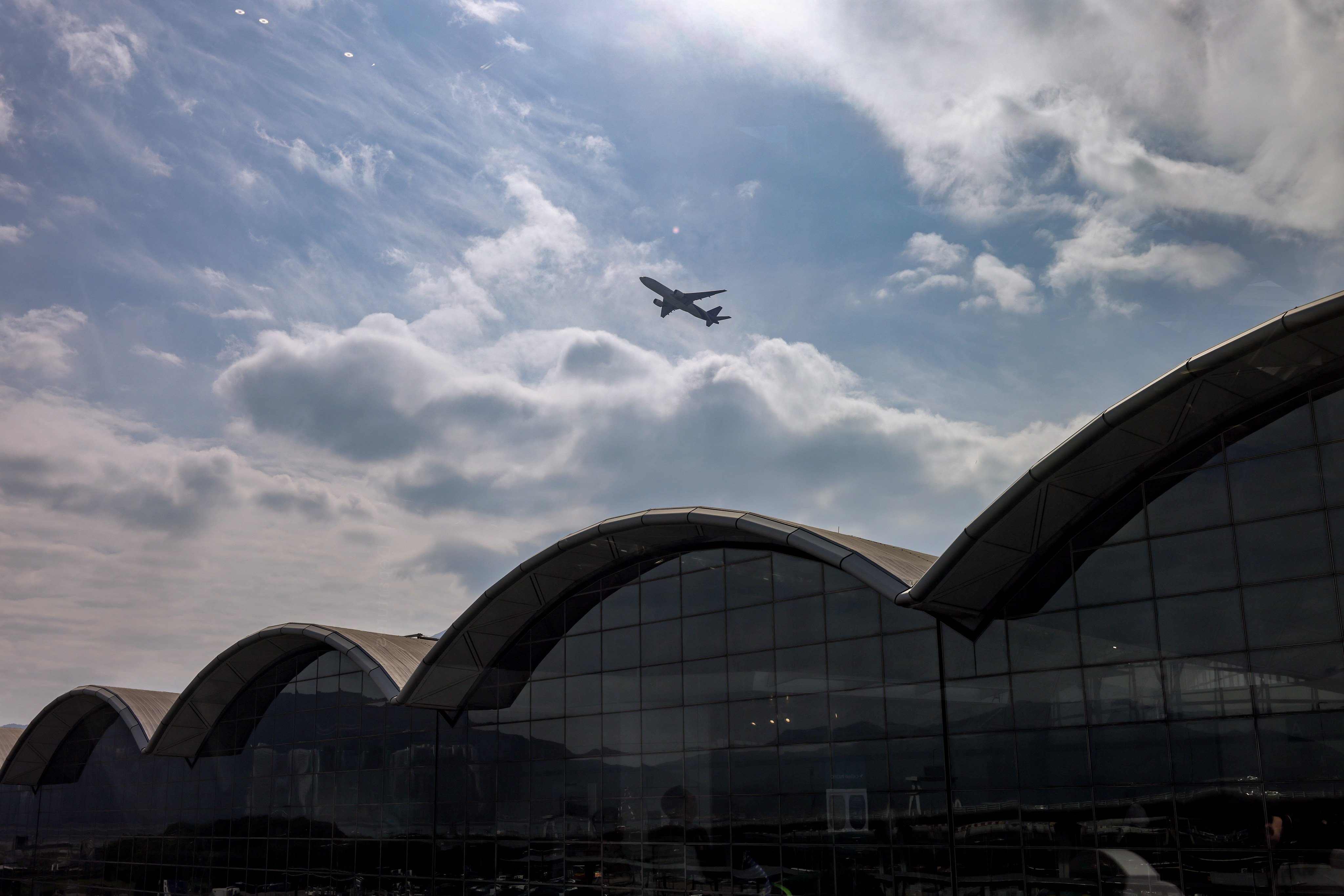 A plane soars above Hong Kong International Airport. Photo: Nora Tam