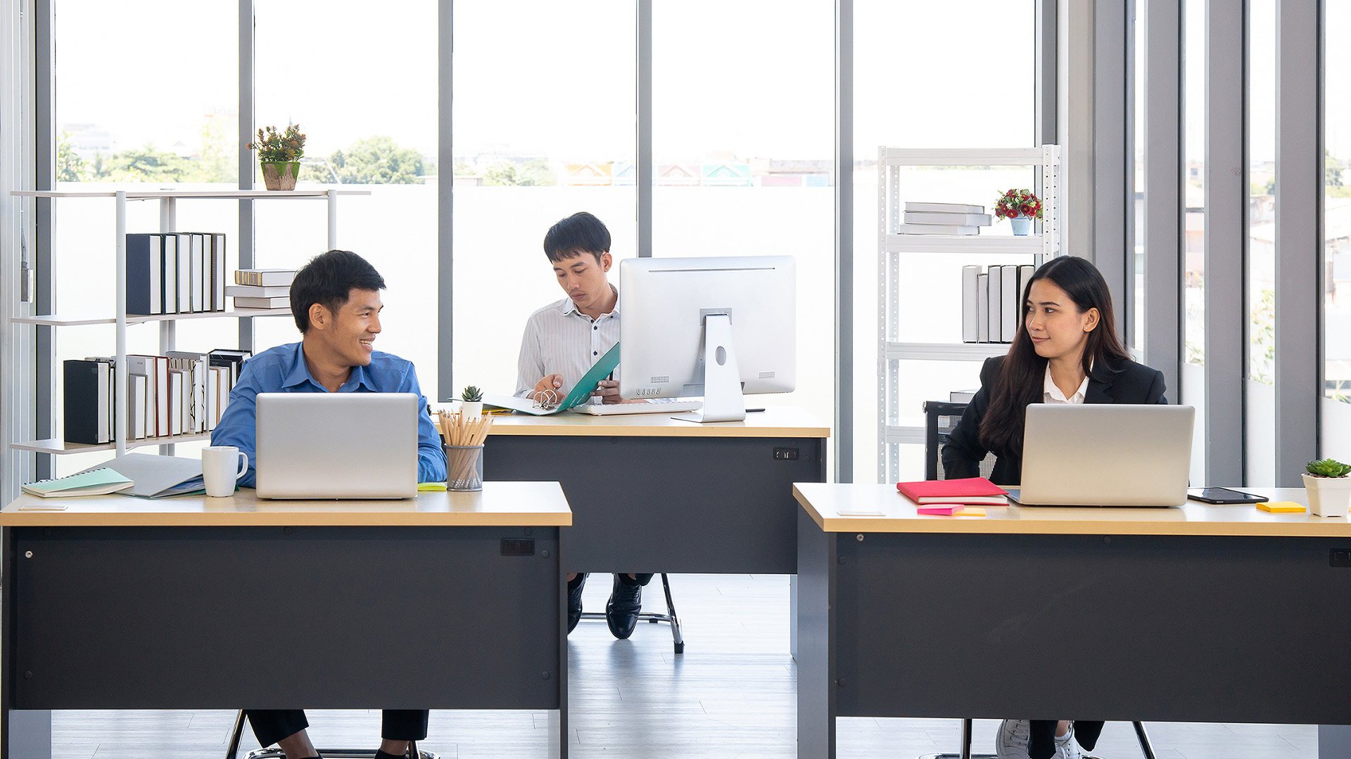 A company in China is offering fake office space and lunch at a price so people can pretend to be at work to hide their unemployment from their families. Photo: Shutterstock
