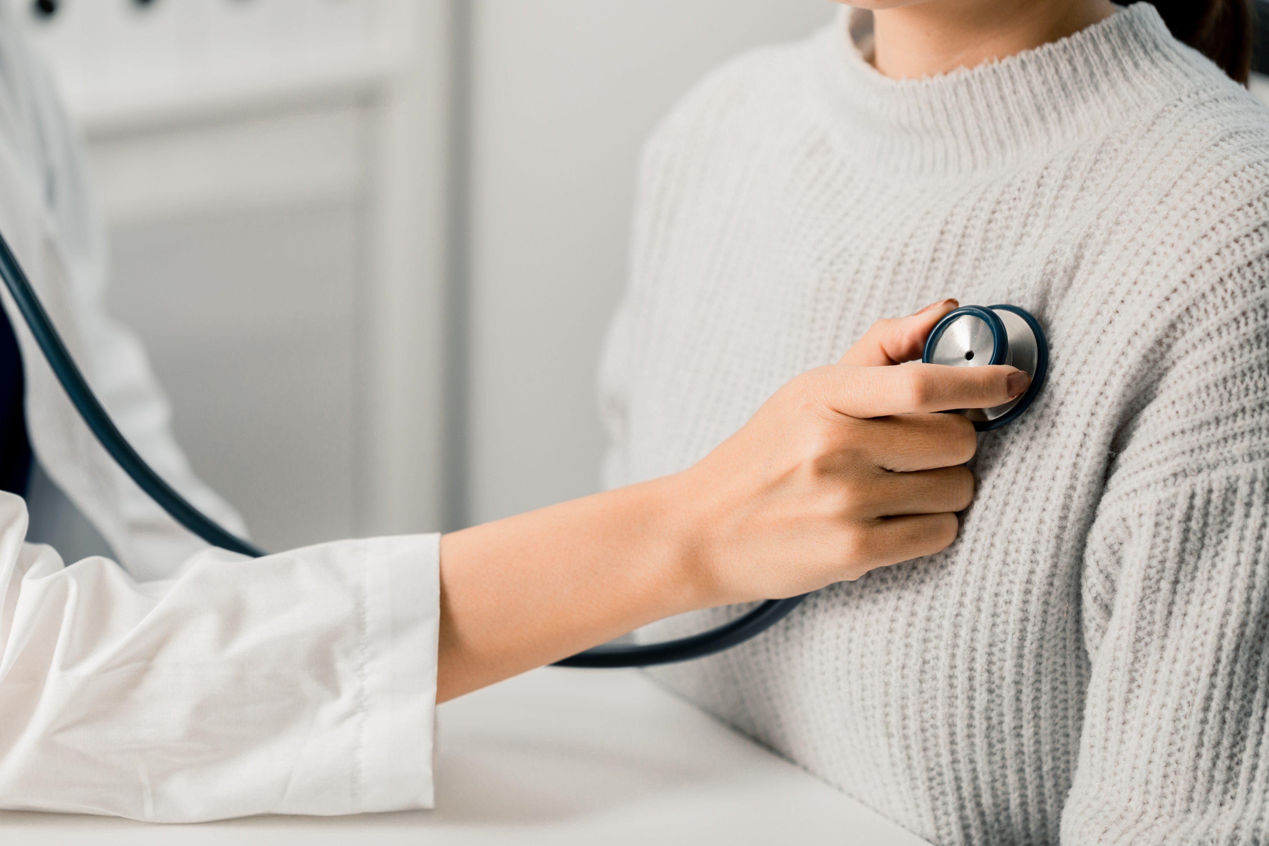 A doctor gives a patient a check. Photo: Shutterstock