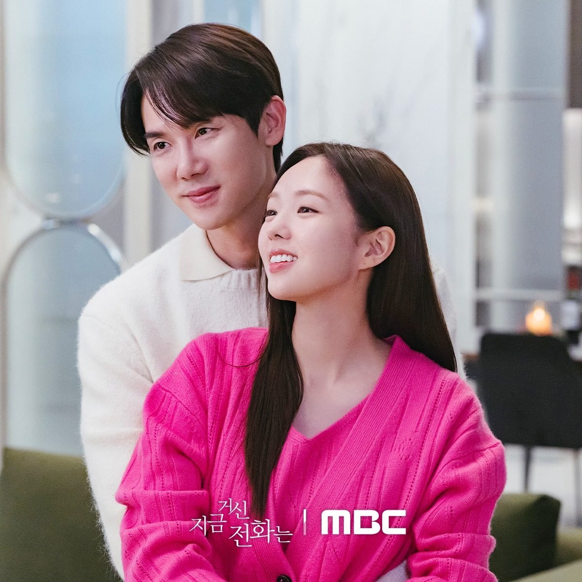 Yoo Yeon-seok (left) as politician Baek Sa-eon and Chae Soo-bin as interpreter Hong Hee-joo in a still from Netflix K-drama When the Phone Rings.