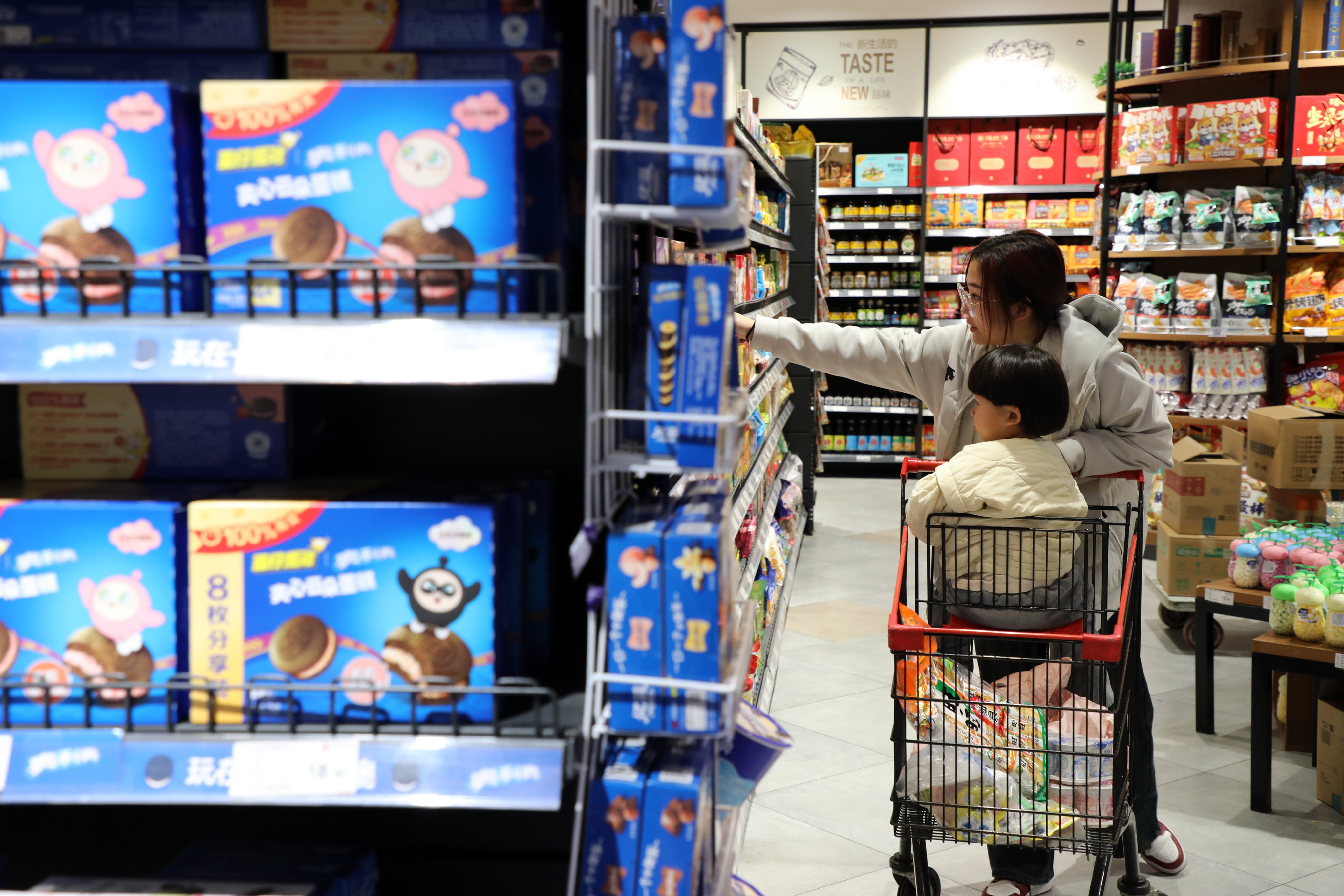 Customers at a supermarket in Boxing county, Shandong province, last month. Photo: Xinhua)