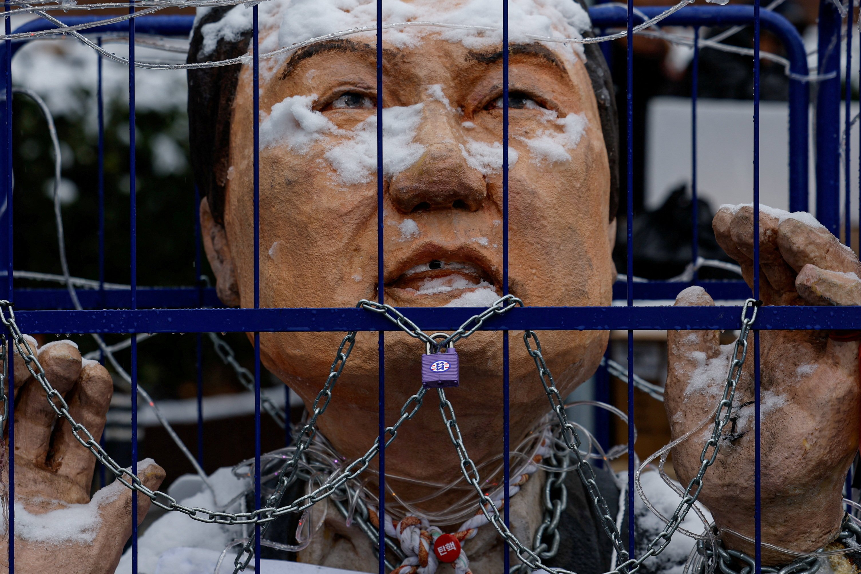 An effigy of impeached South Korean President Yoon Suk-yeol is covered in snow during a protest against him near his official residence in Seoul, South Korea on January 5, 2025. Photo: Reuters