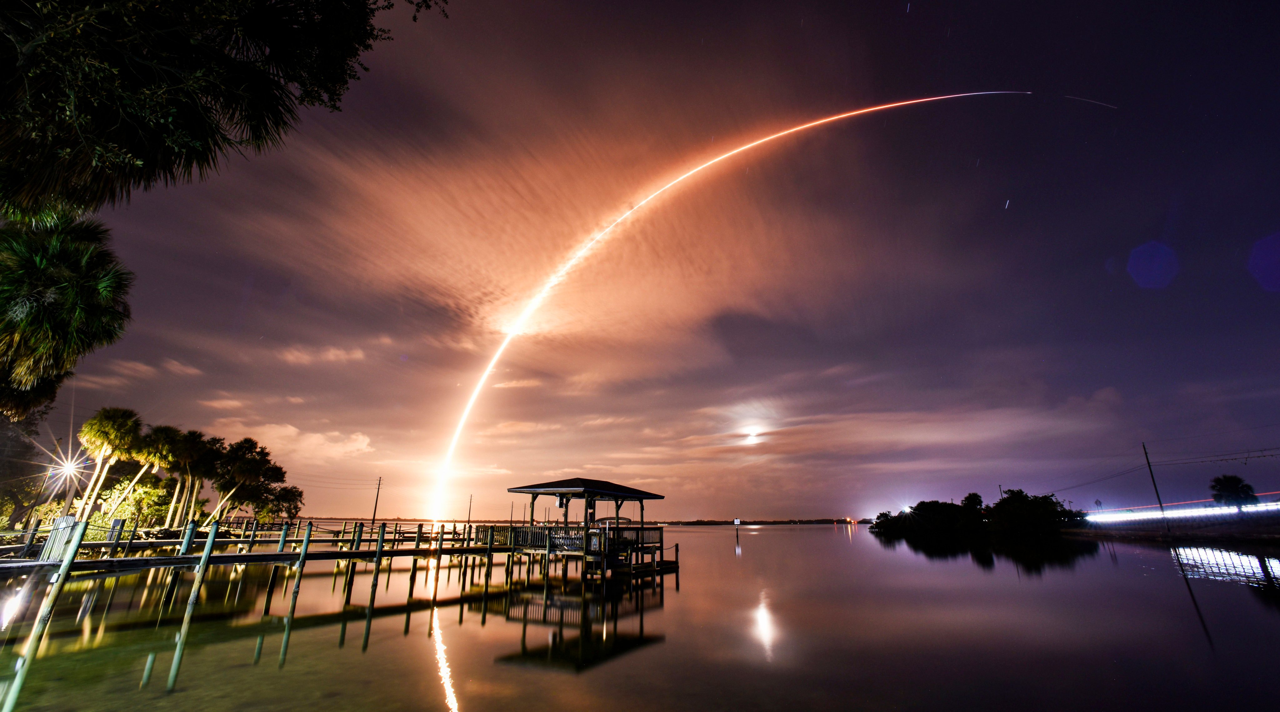 A SpaceX rocket takes Starlink satellites into orbit. Photo: AP