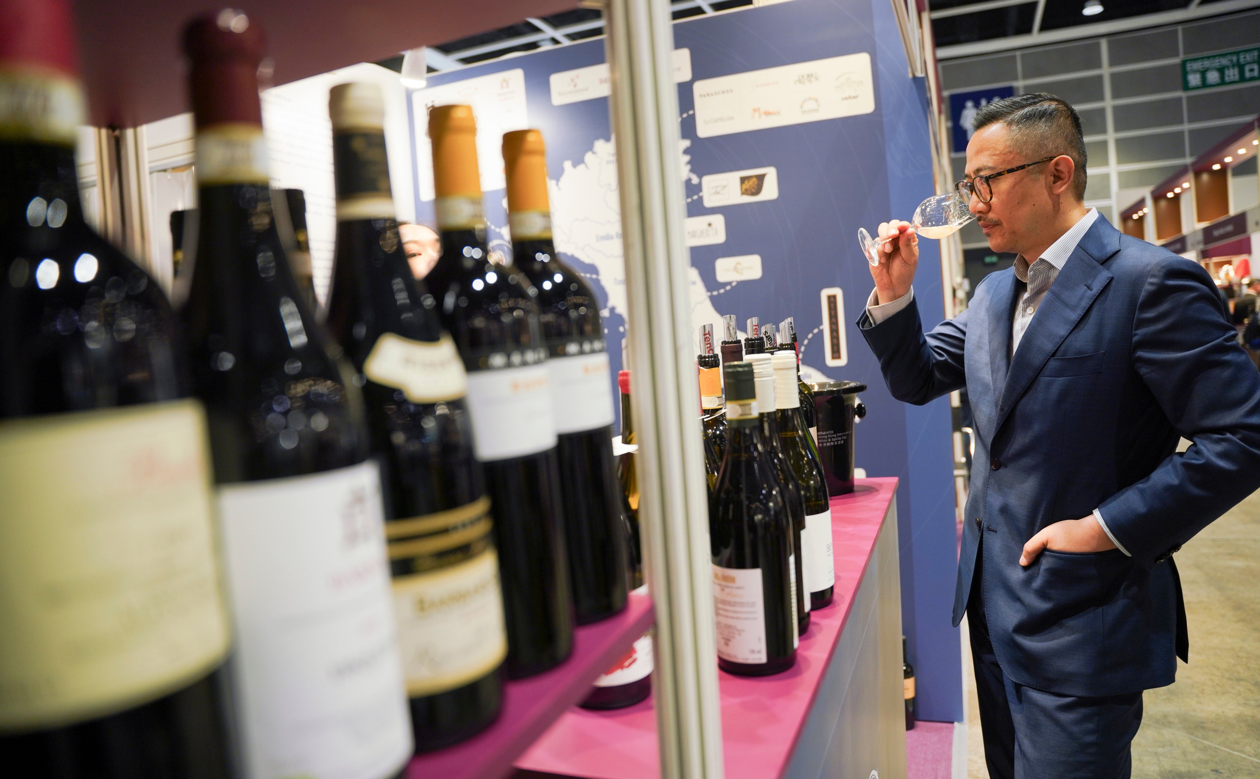 Visitors browse and taste wines from all over the world at the 16th Hong Kong Wine & Spirit Fair at the Hong Kong Convention and Exhibition Centre (HKCEC) in Wan Chai on November 7. Photo: Fan Chen