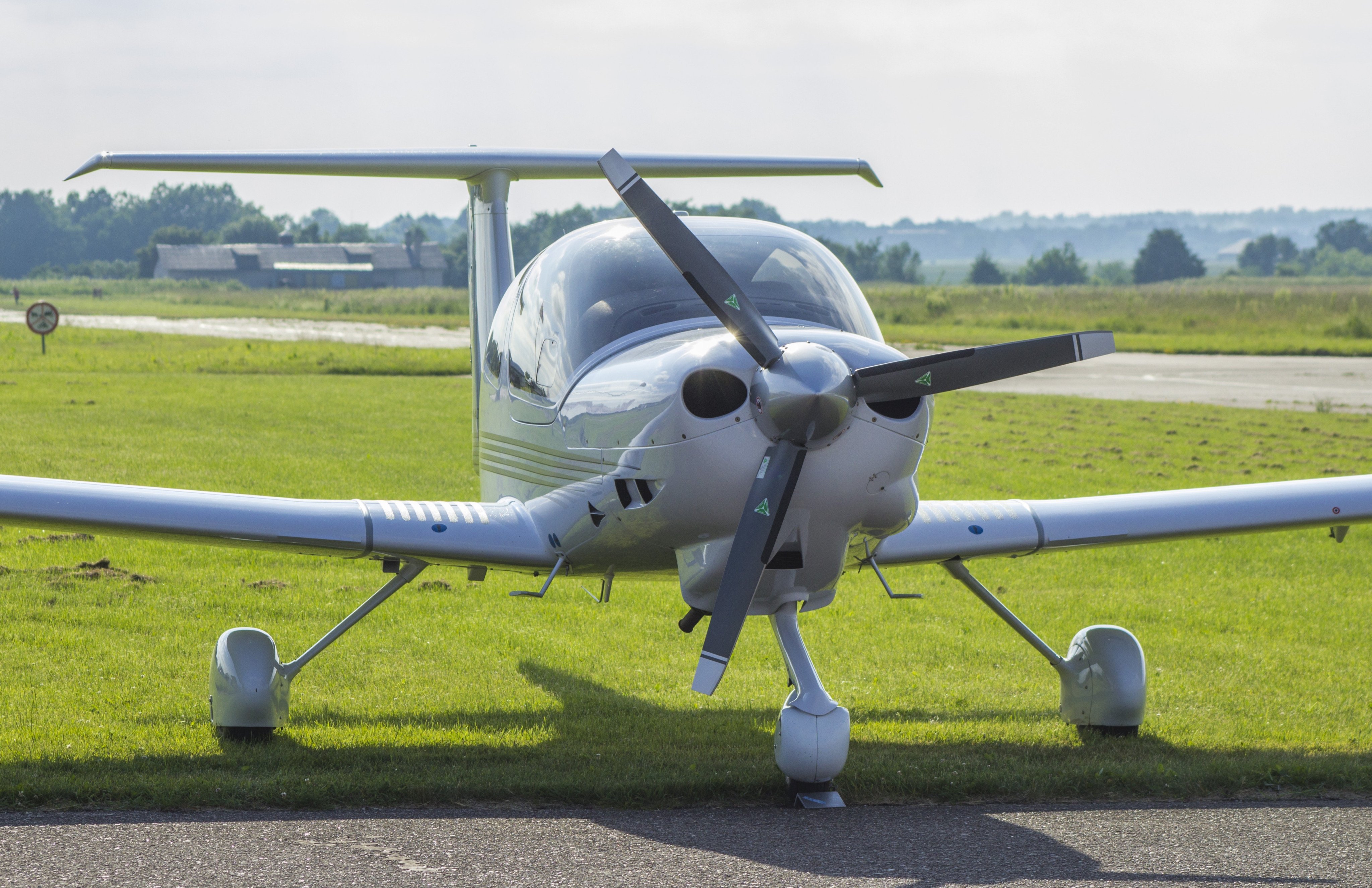 The DA-40 is a single-engine aircraft popular with flight schools. A similar plane approached a Taiwanese military base earlier this week, triggering security concerns. Photo: Shutterstock