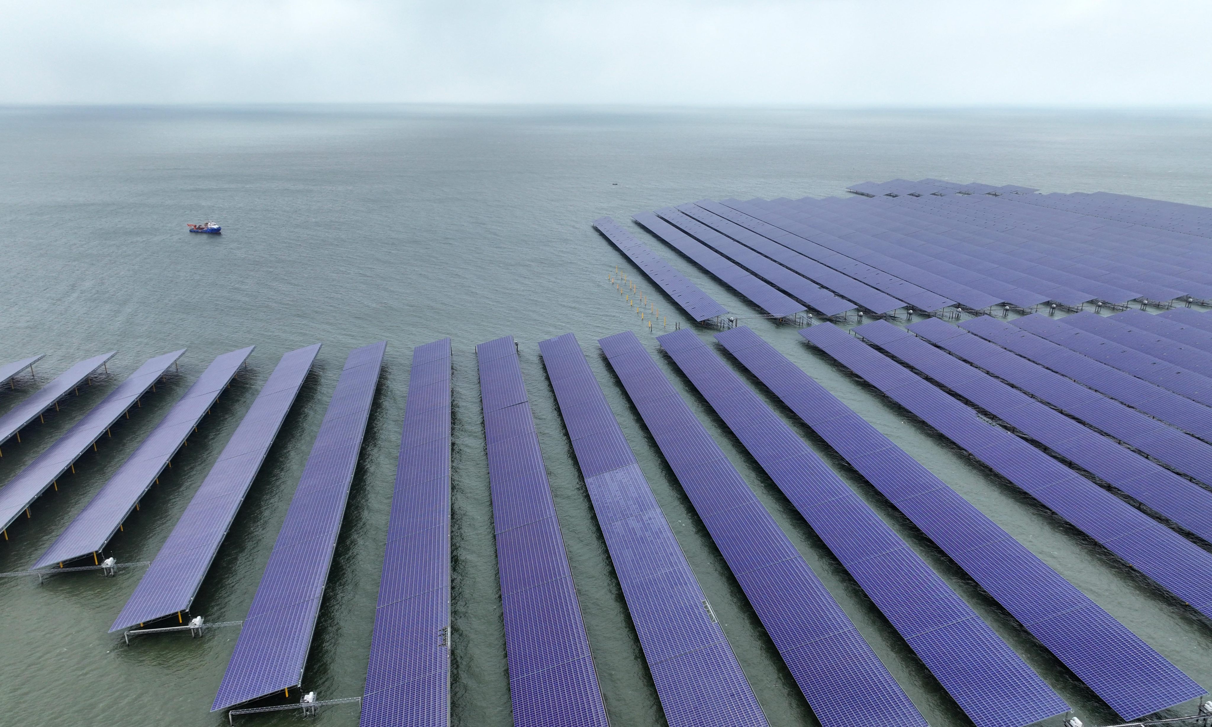 An offshore photovoltaic power project in the waters off Zhaoyuan, Shandong province. Photo: Xinhua