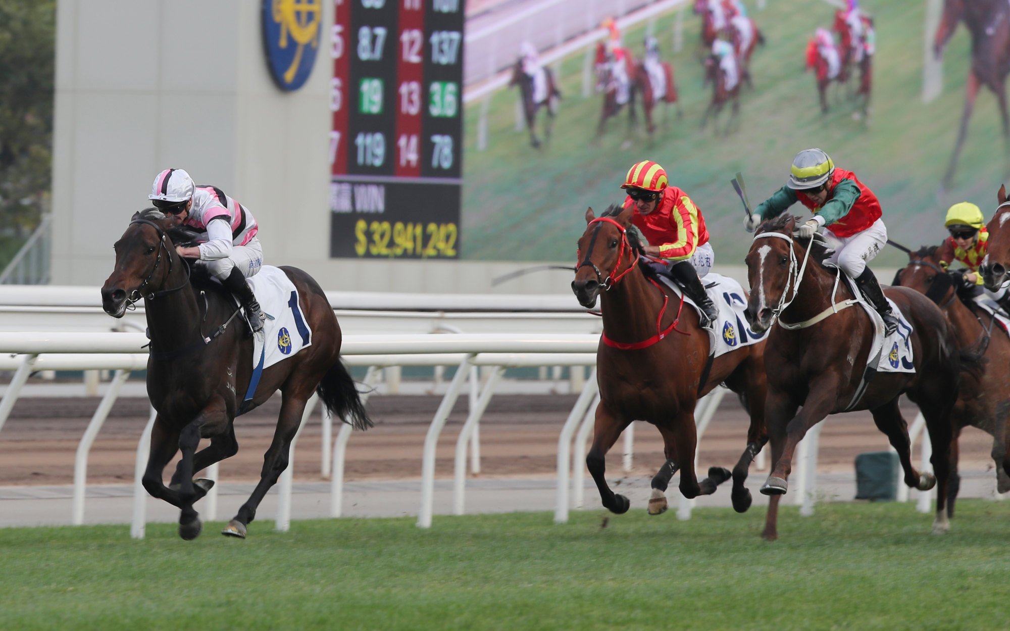 Divano salutes under James McDonald at Sha Tin.