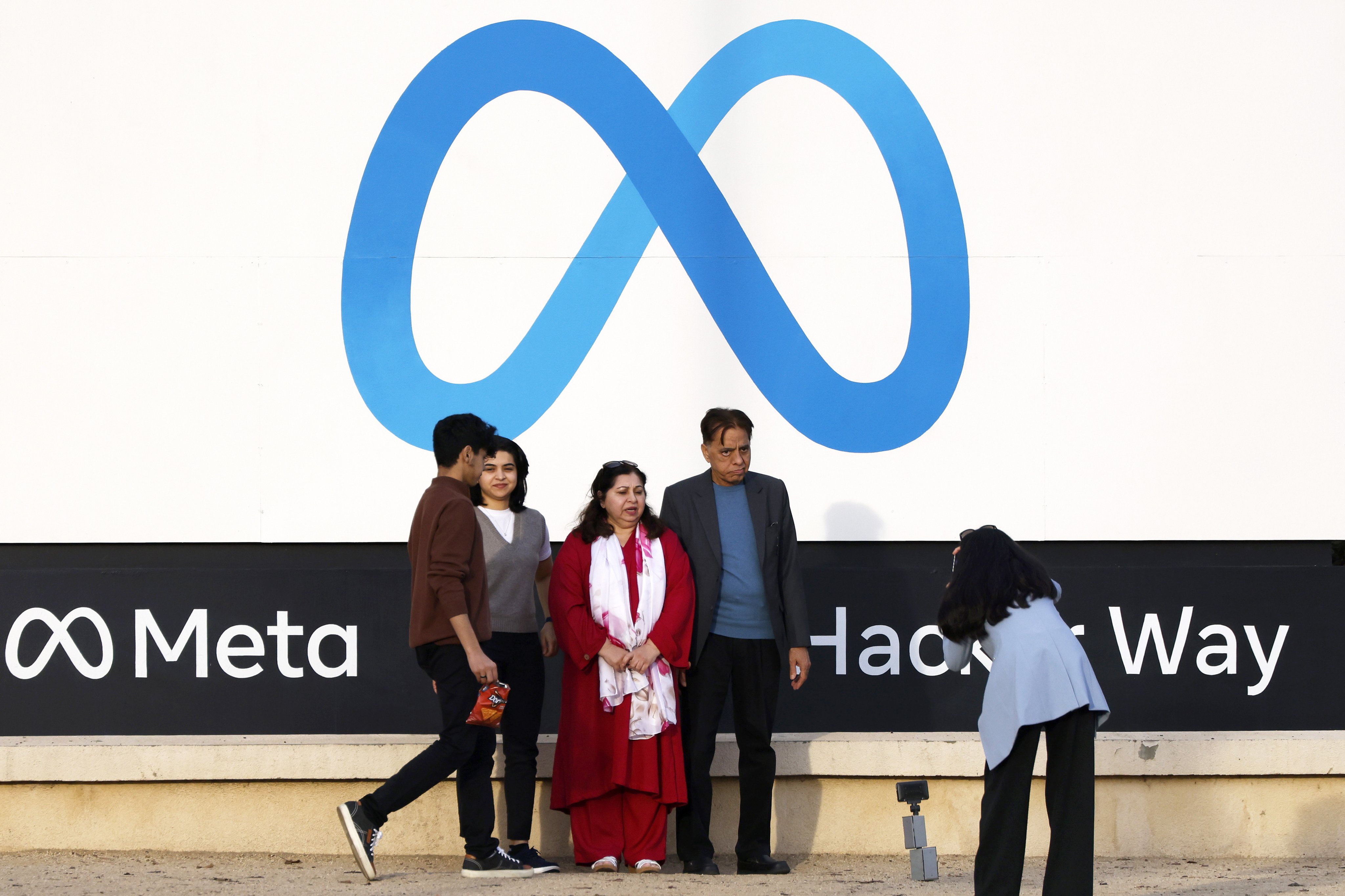 People take photos in front of a Meta sign at the company’s headquarters in Menlo Park, California. Photo: EPA-EFE