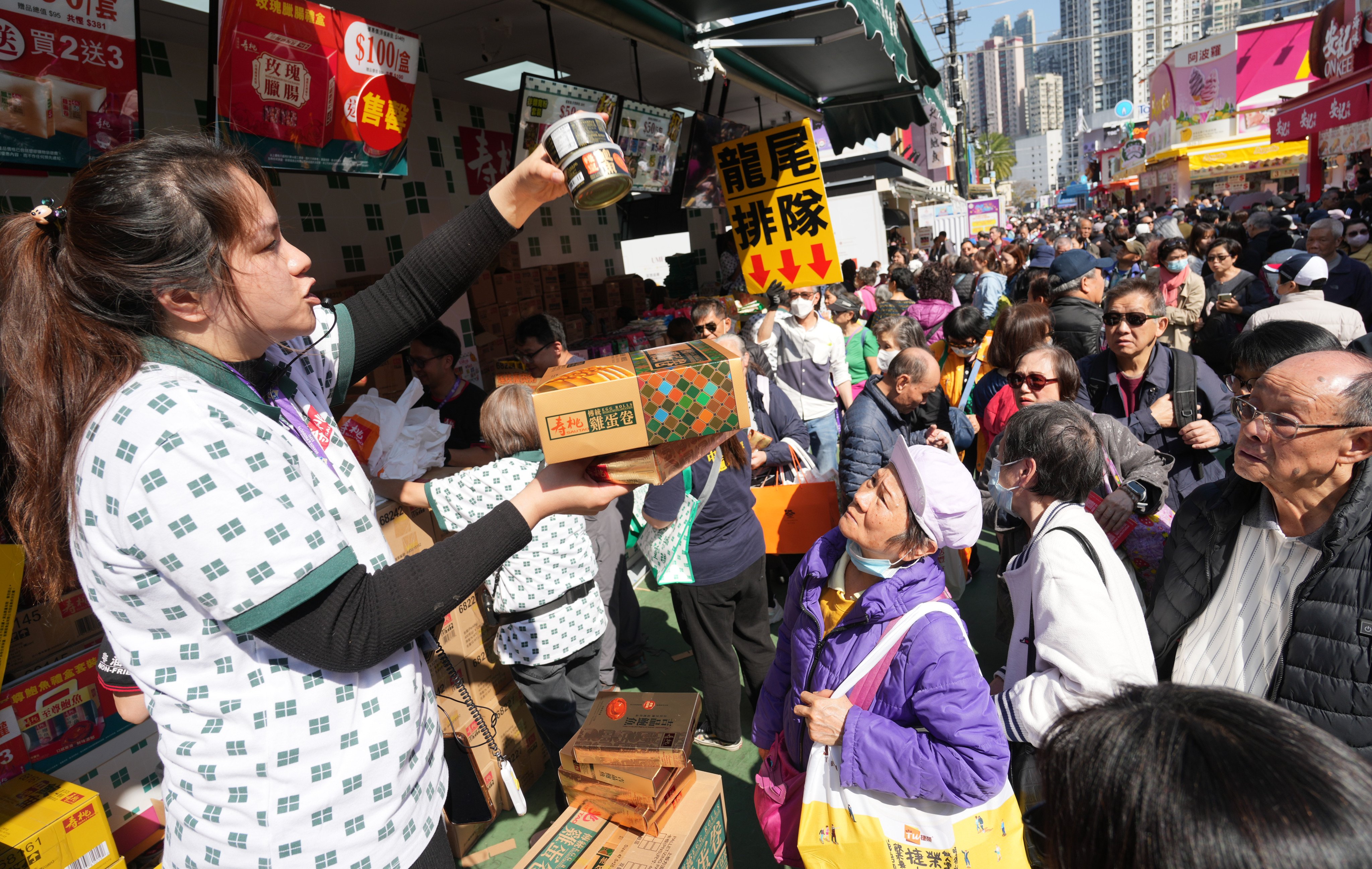 People shopping on the last day of Hong Kong Brands & Products Expo, at Victoria Park, Causeway Bay on January 6, 2025. Photo: Sam Tsang