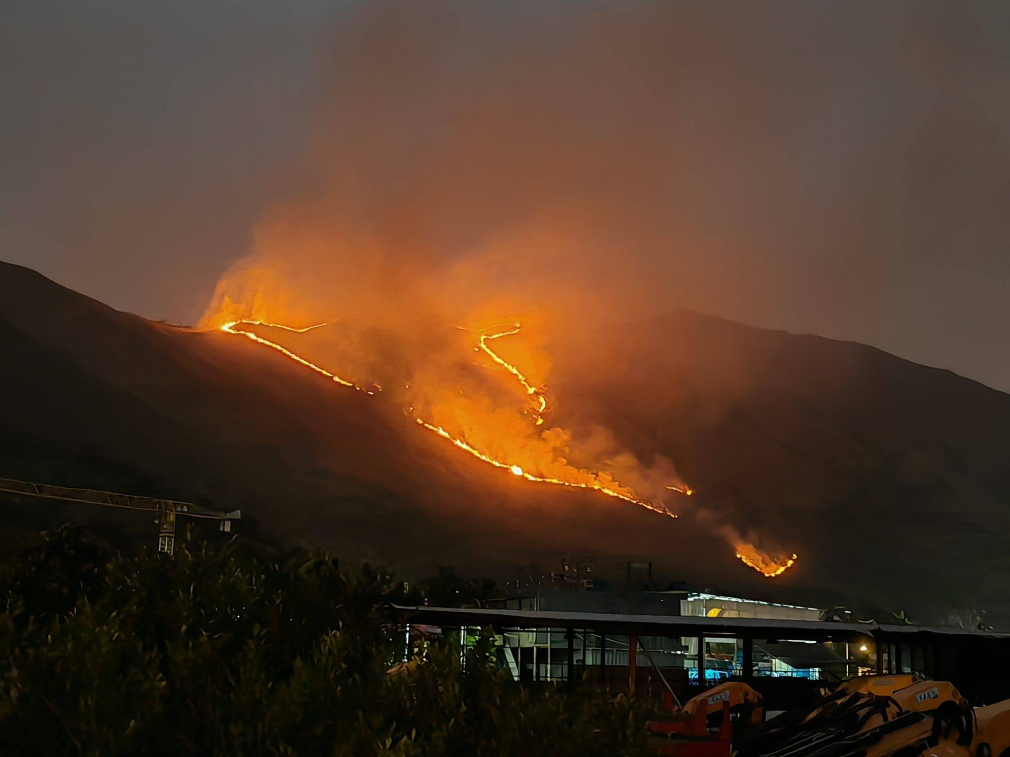 The fire at Kai Kung Leng, a mountain range in Lam Tsuen Country Park. Photo: Facebook/ 元朗區議會黃紹聰議員