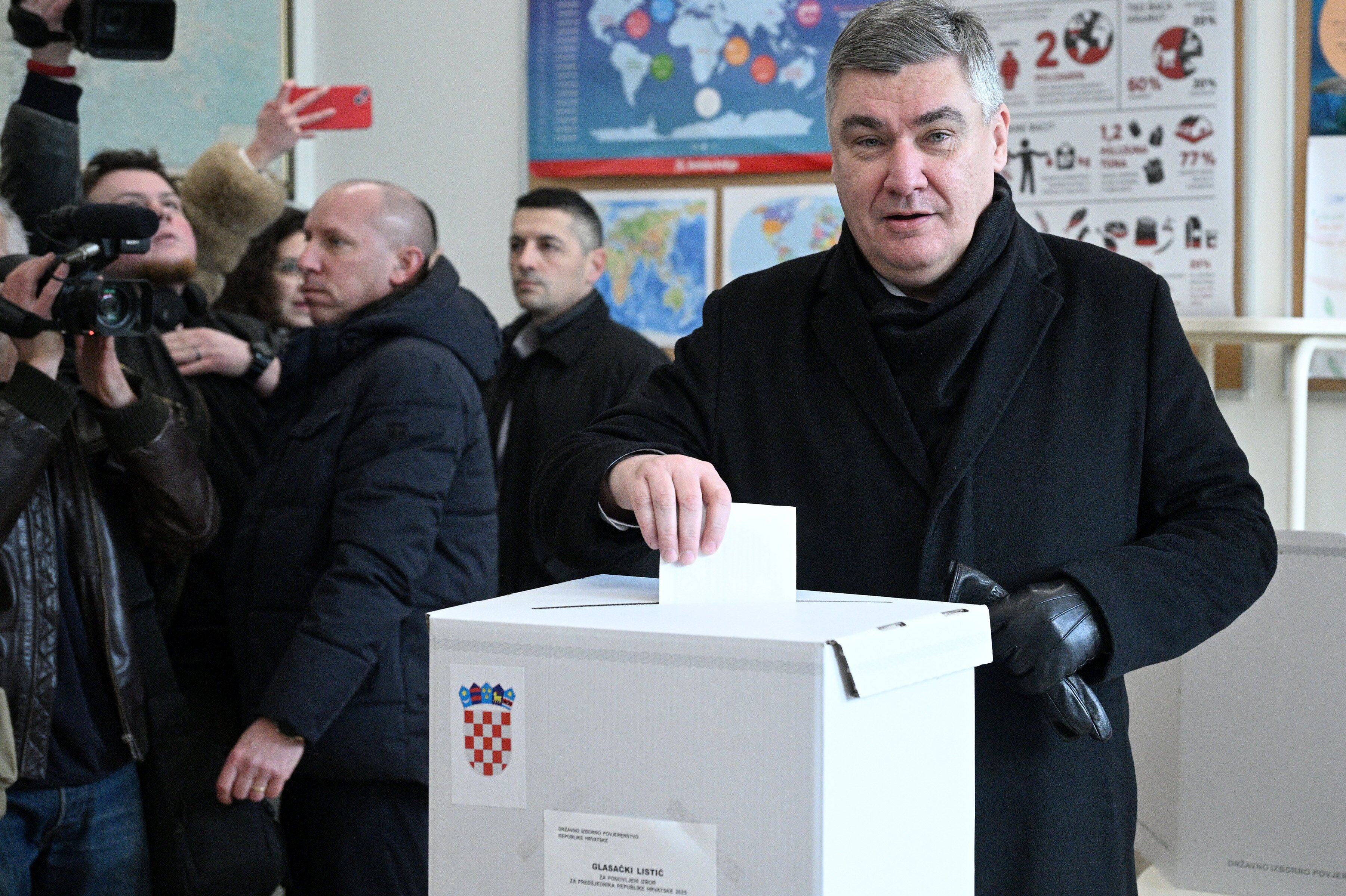 Croatian President Zoran Milanovic casts his ballot. Photo: Xinhua