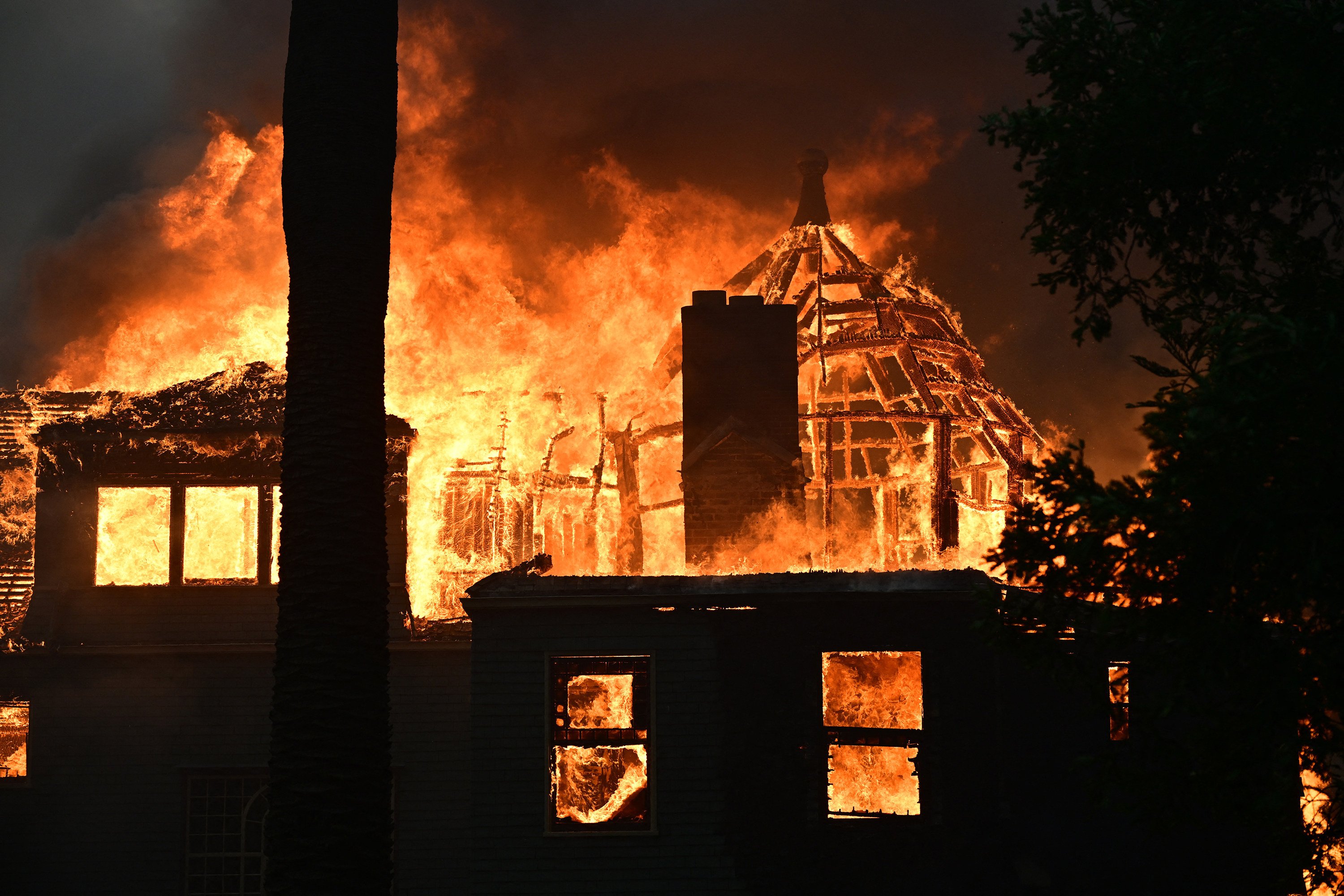 The Andrew McNally House, a historical landmark, burns during the Eaton fire in Altadena, California, on January 8. Photo: AFP