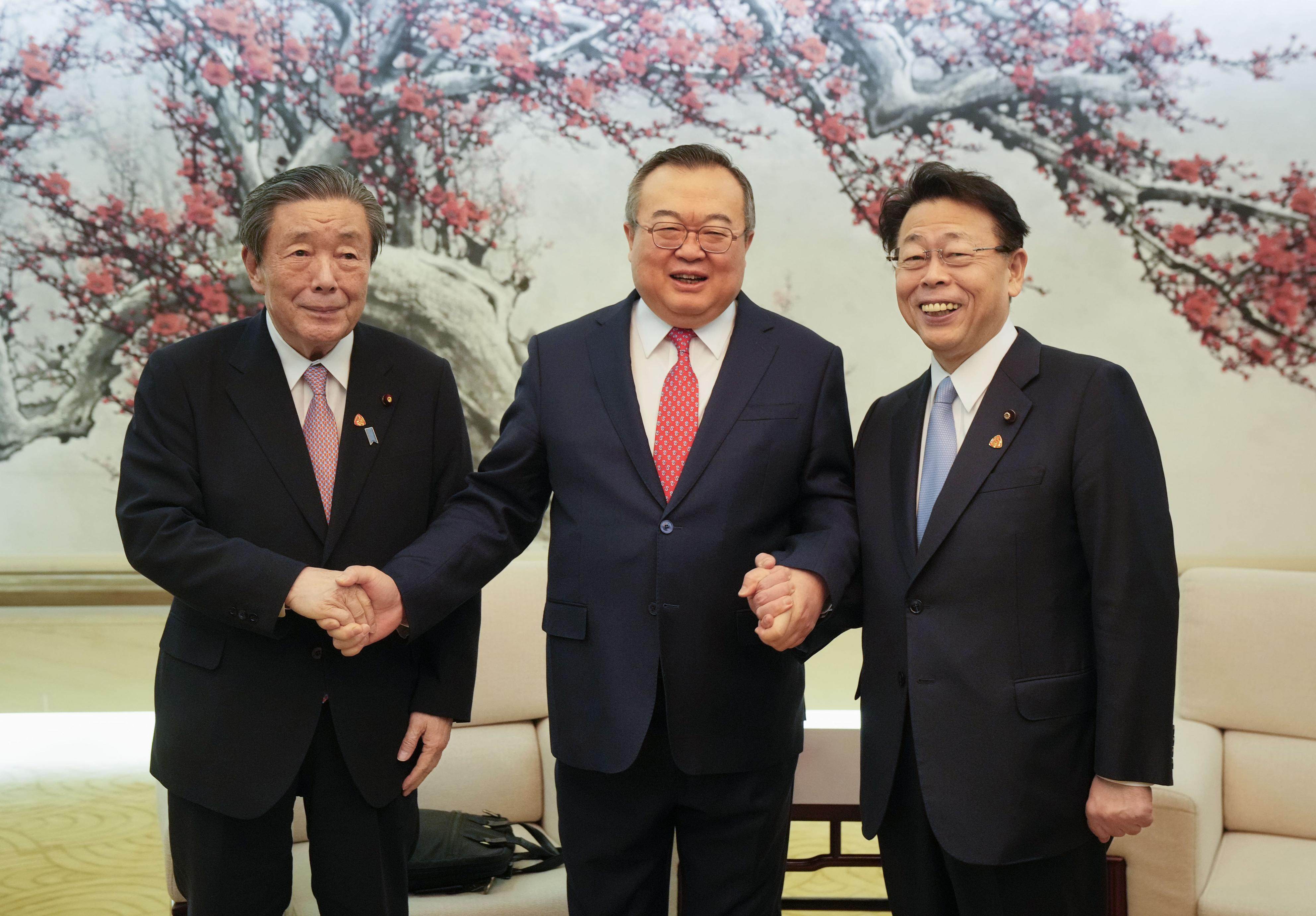 Hiroshi Moriyama (left), secretary general of Japan’s ruling Liberal Democratic Party, and his Komeito counterpart Makoto Nishida (right) shake hands with Liu Jianchao, chief of the Communist Party’s International Department, on Tuesday in Beijing. Photo: Kyodo