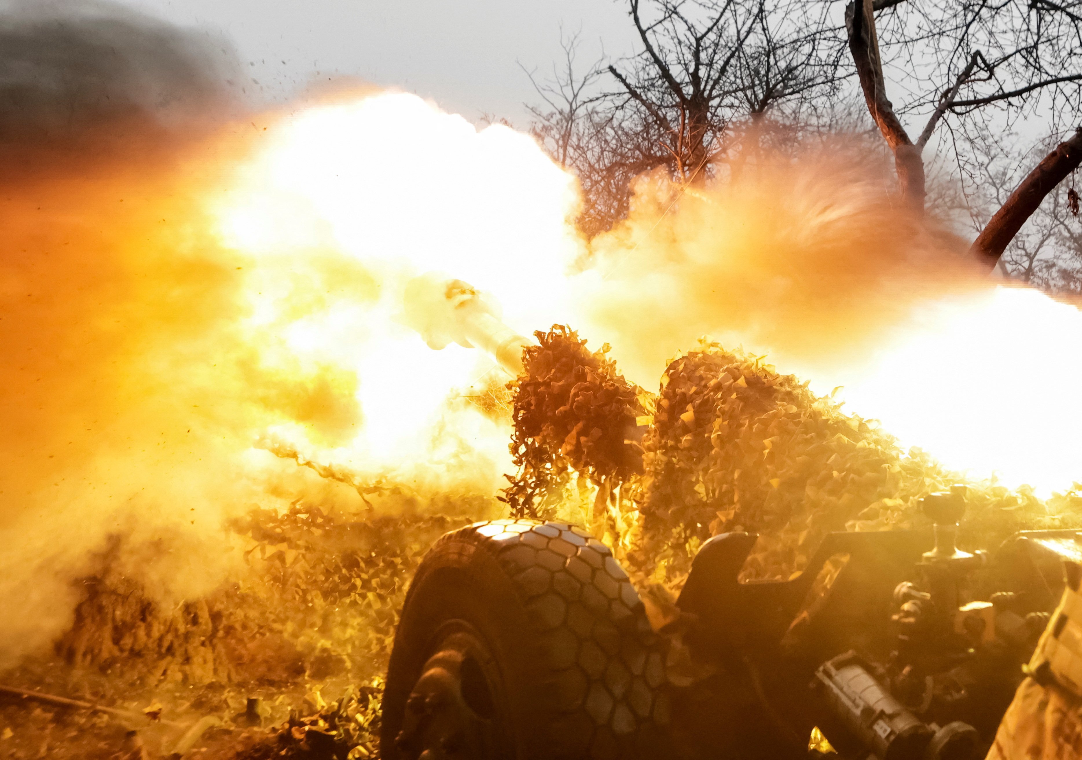 A serviceman of the National Guard of Ukraine fires a D-30 howitzer towards Russian troops at a position in a front line position in Kharkiv region, Ukraine on January 10, 2025. Photo: Reuters