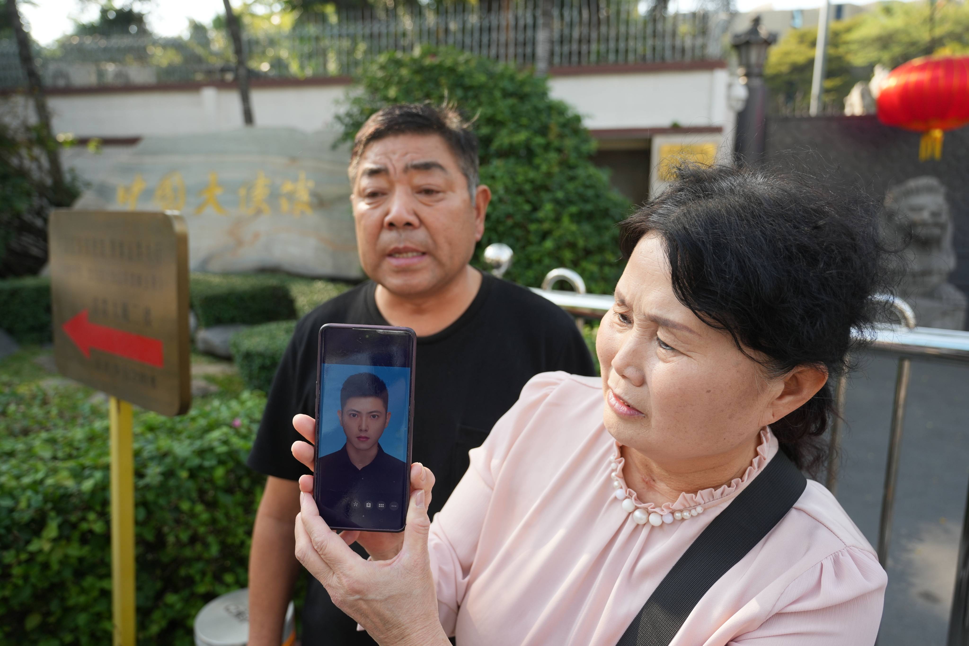 Sun Maoxing (left) and wife Wang Weiju show a photo of their son, who is currently missing. Photo: Sam Tsang