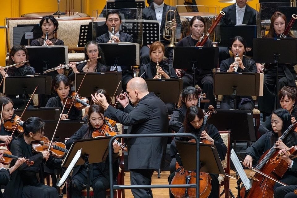 Seoul Philharmonic Orchestra music director Jaap van Zweden conducts the Korean orchestra, which its new chief executive says aspires to reach a world-class level in the next 10 years. Photo: Instagram/immoyangviolin_fan 