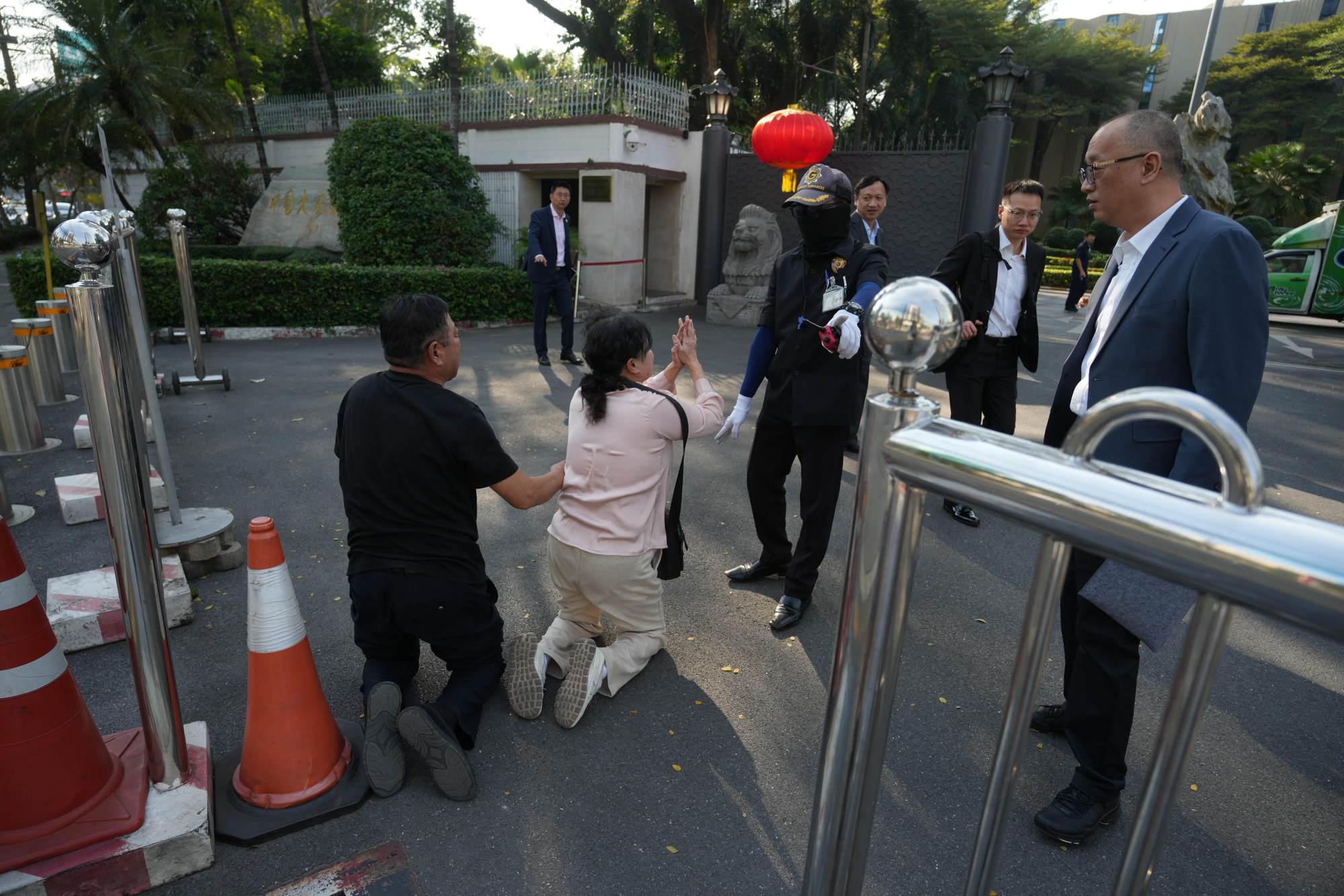 Wang Weiju pleads with Chinese embassy staff in Bangkok. Photo: Sam Tsang