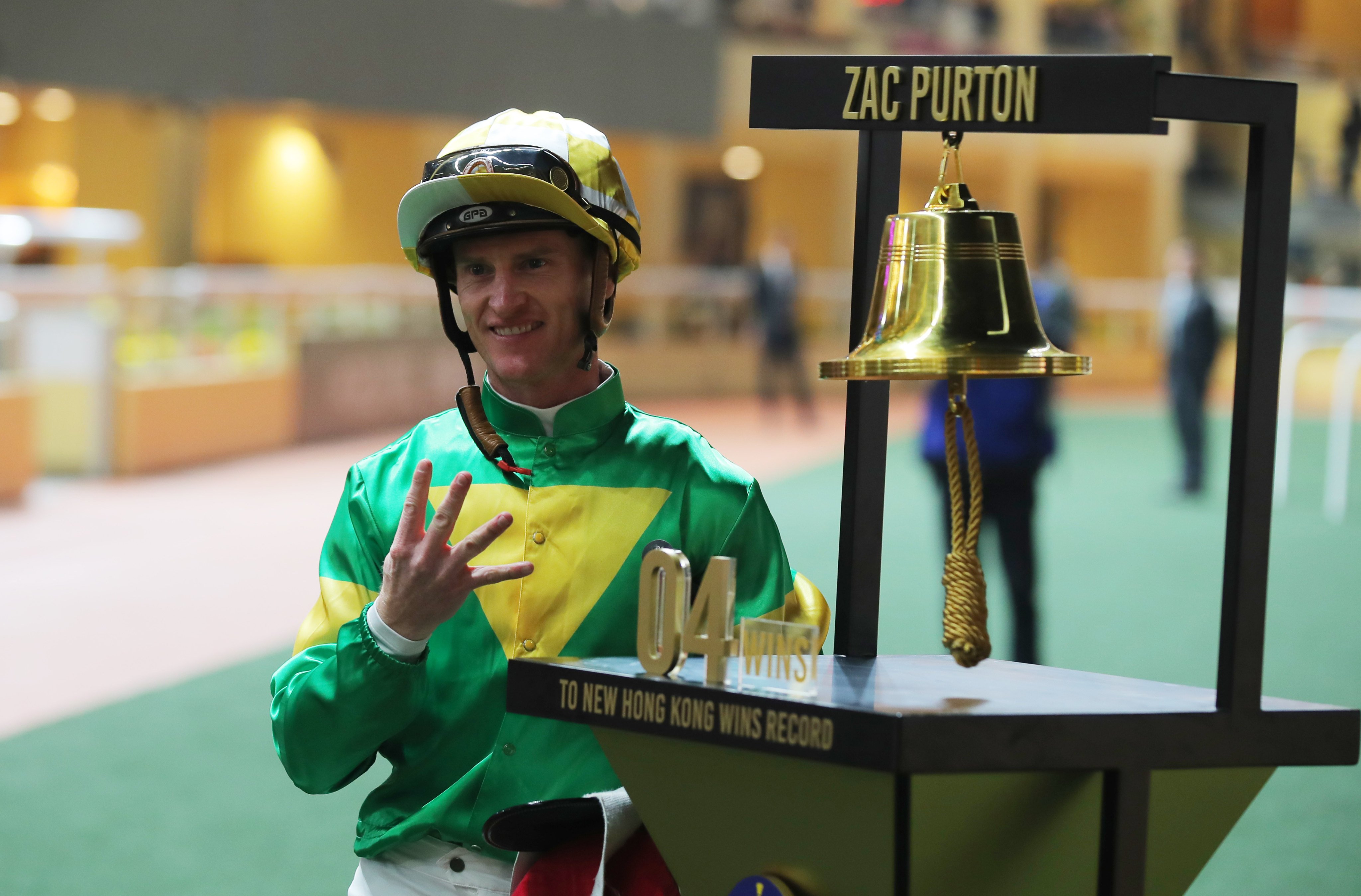 Zac Purton rings the bell counting down the number of wins needed to break Douglas Whyte’s record. Photos: Kenneth Chan