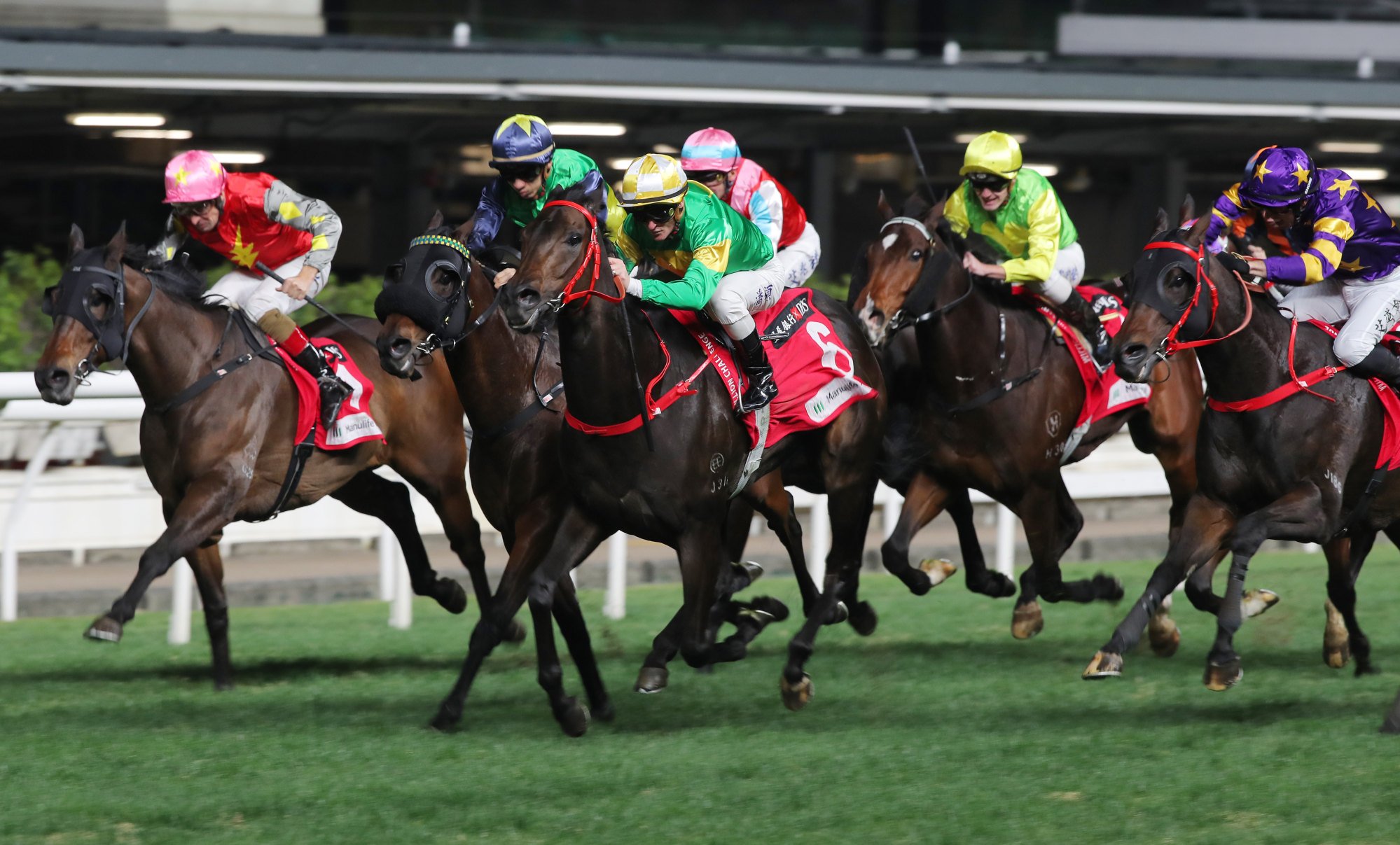 Zac Purton lifts Bottomuptogether (centre) to a close victory.