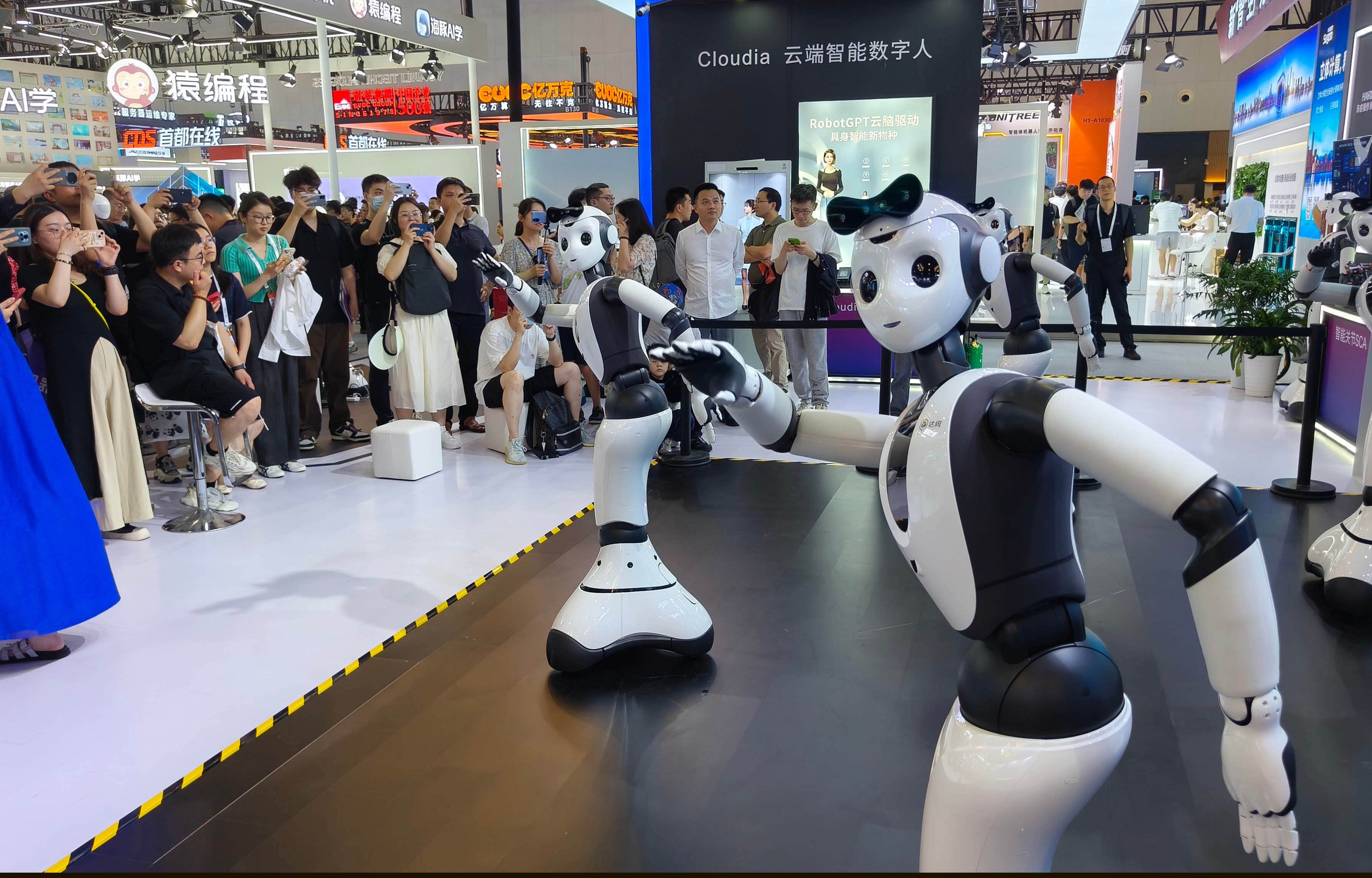 Visitors observe dancing robots during the 2024 World AI Conference in Shanghai in July. Photo: Xinhua