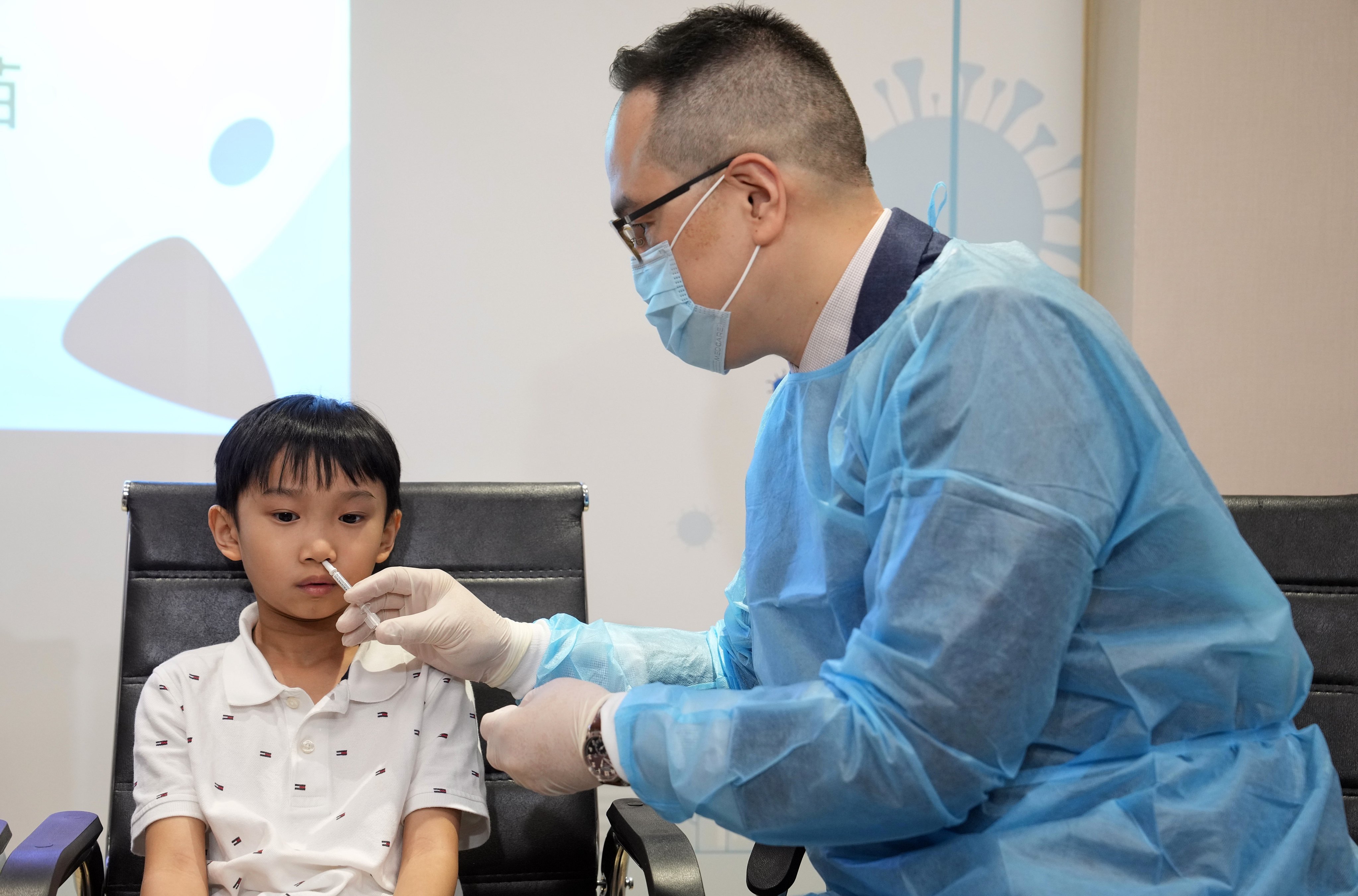 Dr Raymond Tso demonstrates a nasal vaccine application in a press briefing, urgeing residents to get their jabs to stay protected against respiratory infections. Photo: Elson Li