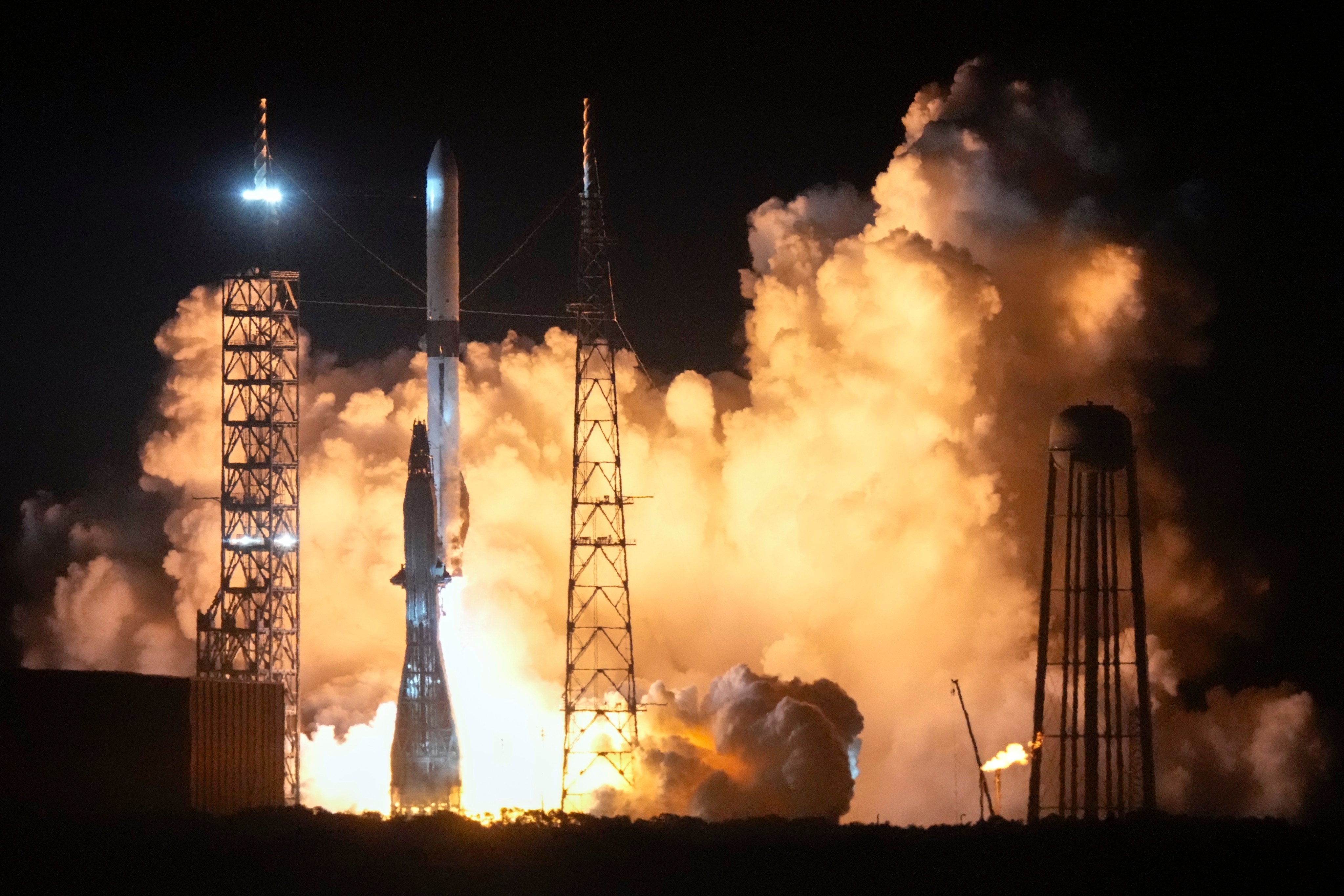 Blue Origin’s New Glenn rocket lifts off. Photo: AP