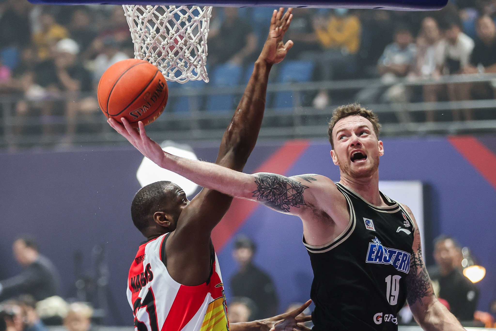 Eastern’s Christopher McLaughlin (right) vies with Jabari Narcis of San Miguel Beermen as the two sides met for their EASL clash in the Philippines. Photo: Xinhua