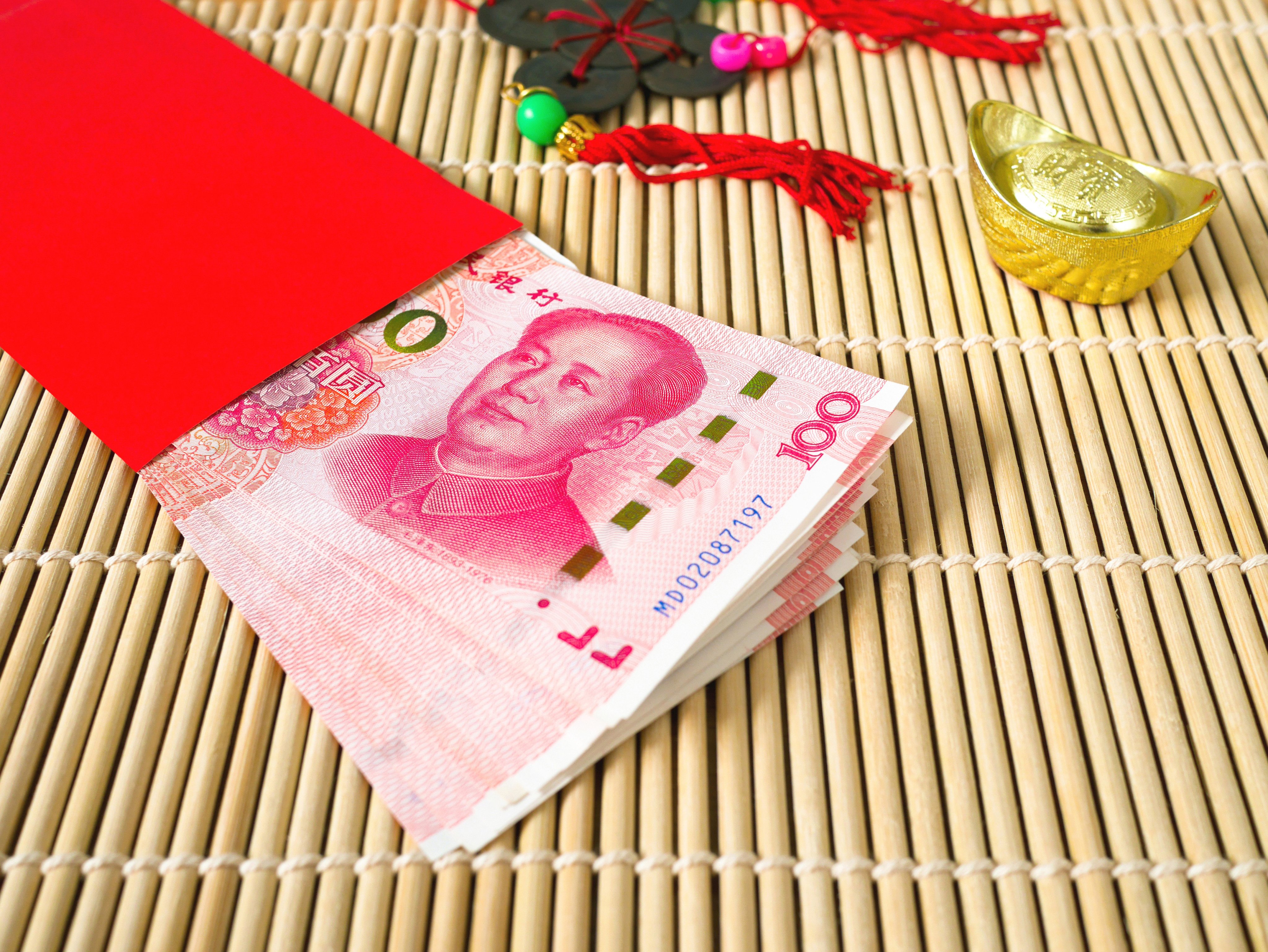 Most of the public adheres to the Lunar New Year convention of stuffing red envelopes or packets with yuan, as reflected in the crowds for new notes across Hong Kong in recent days. Photo: Shutterstock